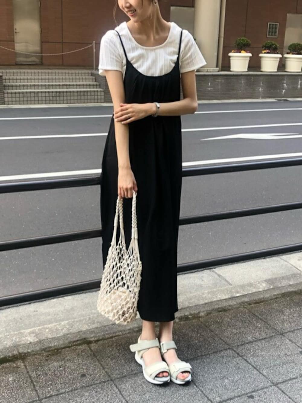 「ワンピース、レイカズン(Ray Cassin)、スポーツサンダル、キャミワンピ、高身長、大人めコーデ、170cmコーデ、高身長コーデ、チビTシャツ」｜「RAY CASSINの後ろリボンギャザーキャミワンピース（ワンピース、ブラック系）」を使った、Raycassin_officialさん（レディース・170cm）の夏コーディネートの1枚目の写真