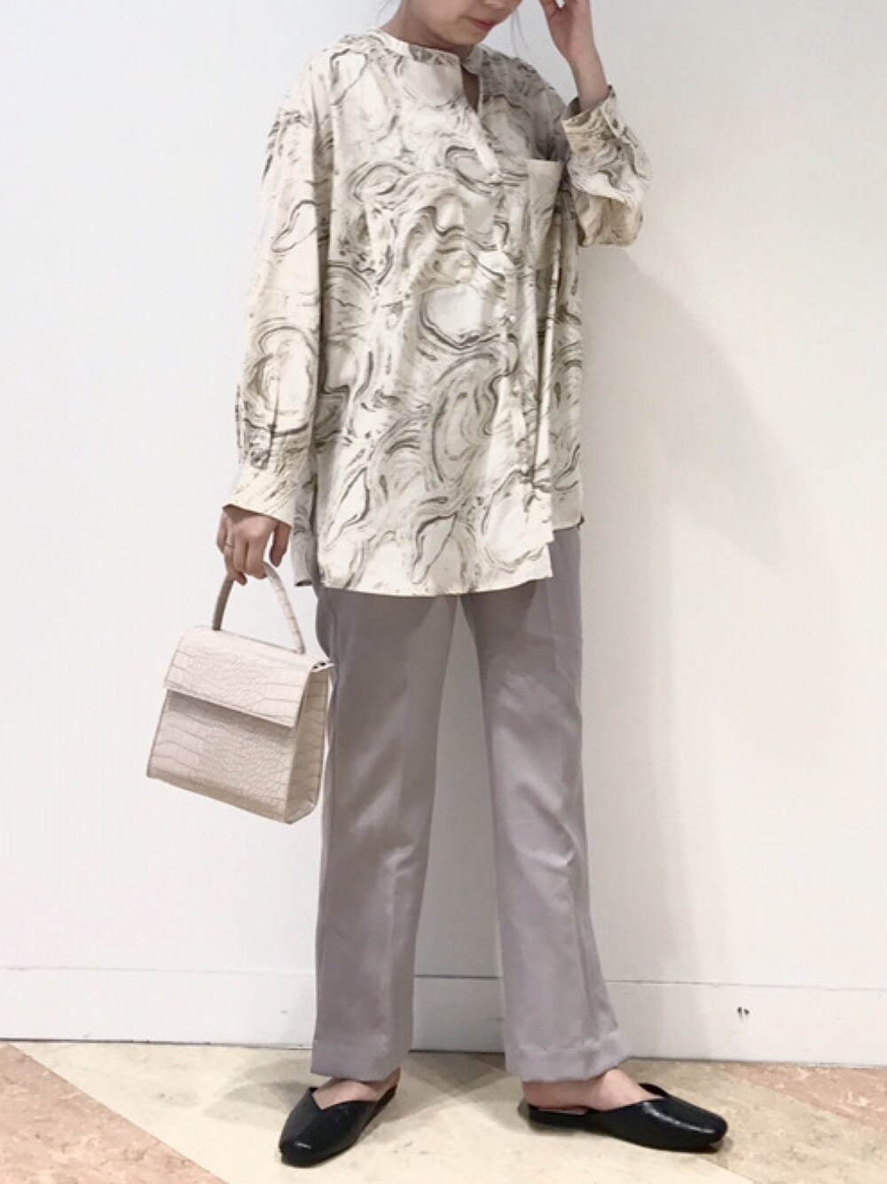 「柄シャツ、パープル、Ray Cassin、レイカズン(Ray Cassin)、マーブル柄、型押しバッグ、センタープレスパンツ、スリットパンツ、ハンドルバッグ、セミフレアパンツ」｜「RAY CASSINのマーブルバンドカラーシャツ（シャツ/ブラウス、グレー系）」を使った、Raycassin_officialさん（レディース・155cm）の夏コーディネートの1枚目の写真