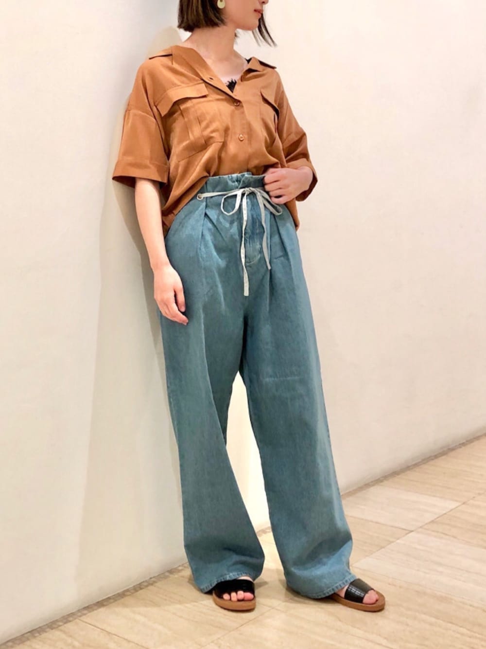 「タックパンツ、レースキャミソール、Ray Cassin、レイカズン(Ray Cassin)、とろみシャツ、開襟シャツ、さわやかコーデ、綿麻パンツ、リボン付きパンツ、アンクルストラップサンダル」｜「RAY CASSINのレーステレコキャミ（キャミソール、ブラック系）」を使った、Raycassin_officialさん（レディース・155cm）の夏コーディネートの1枚目の写真