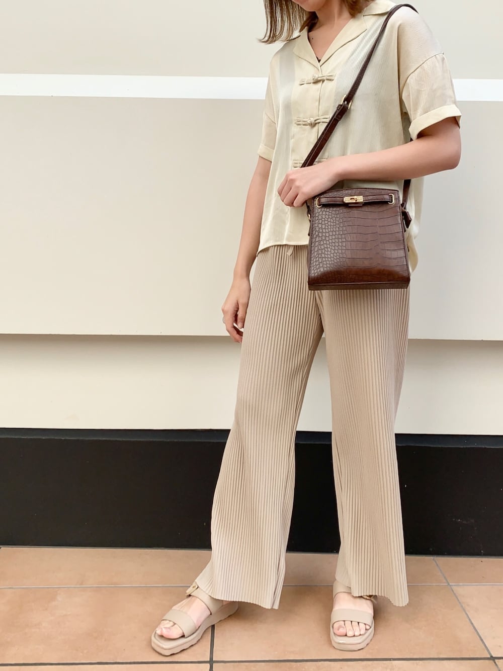 「ワントーンコーデ、レトロ、イージーパンツ、Ray Cassin、レイカズン(Ray Cassin)、チャイナブラウス、チャイナトップス、カットプリーツイージーパンツ、型押しショルダーバッグ、シアーニュアンスリング」｜「RAY CASSINのカットプリーツイージーパンツ（その他パンツ、ベージュ系）」を使った、Raycassin_officialさん（レディース・155cm）の夏コーディネートの1枚目の写真