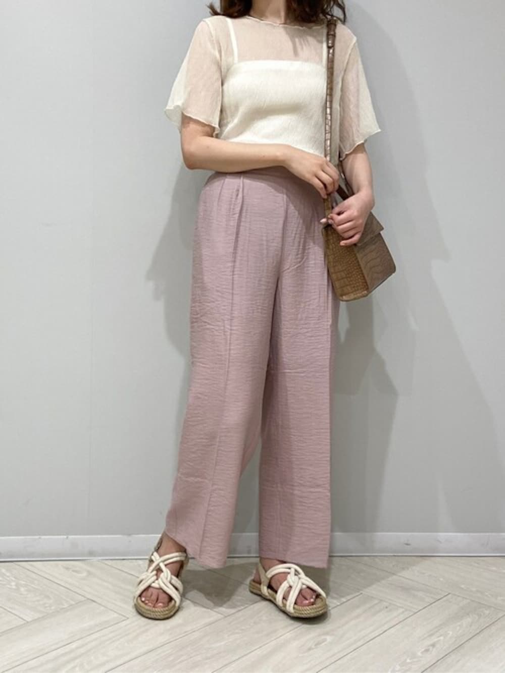 「大人カジュアル、おでかけ、パンツスタイル、Ray Cassin、夏コーデ、シアー、くすみピンク」｜「RAY CASSINの楊柳シアーメロ－ブラウス×キャミセット（シャツ/ブラウス、ホワイト系）」を使った、Raycassin_officialさん（レディース・164cm）の夏コーディネートの1枚目の写真