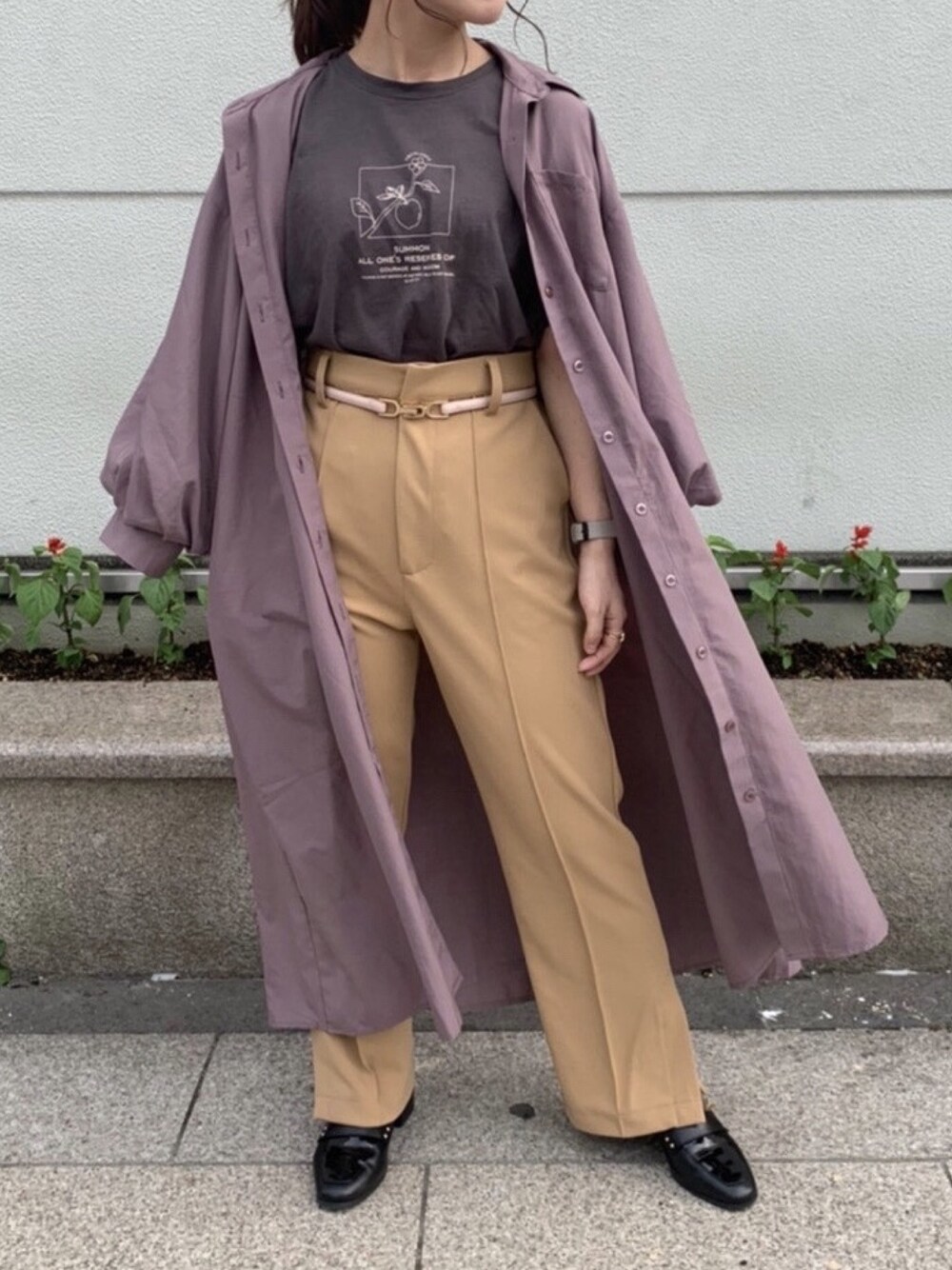 「シャツワンピース、Ray Cassin、レイカズン(Ray Cassin)、apple、低身長コーデ、バックルベルト、イージーセミフレアカラーパンツ、APPLEラインアートTシャツ、スパンブロード袖ボリュームスリーブワンピース、ラインアートTシャツ」｜「RAY CASSINのイージーセミフレアカラーパンツ（その他パンツ、ベージュ系）」を使った、Raycassin_officialさん（レディース・155cm）の秋コーディネートの1枚目の写真