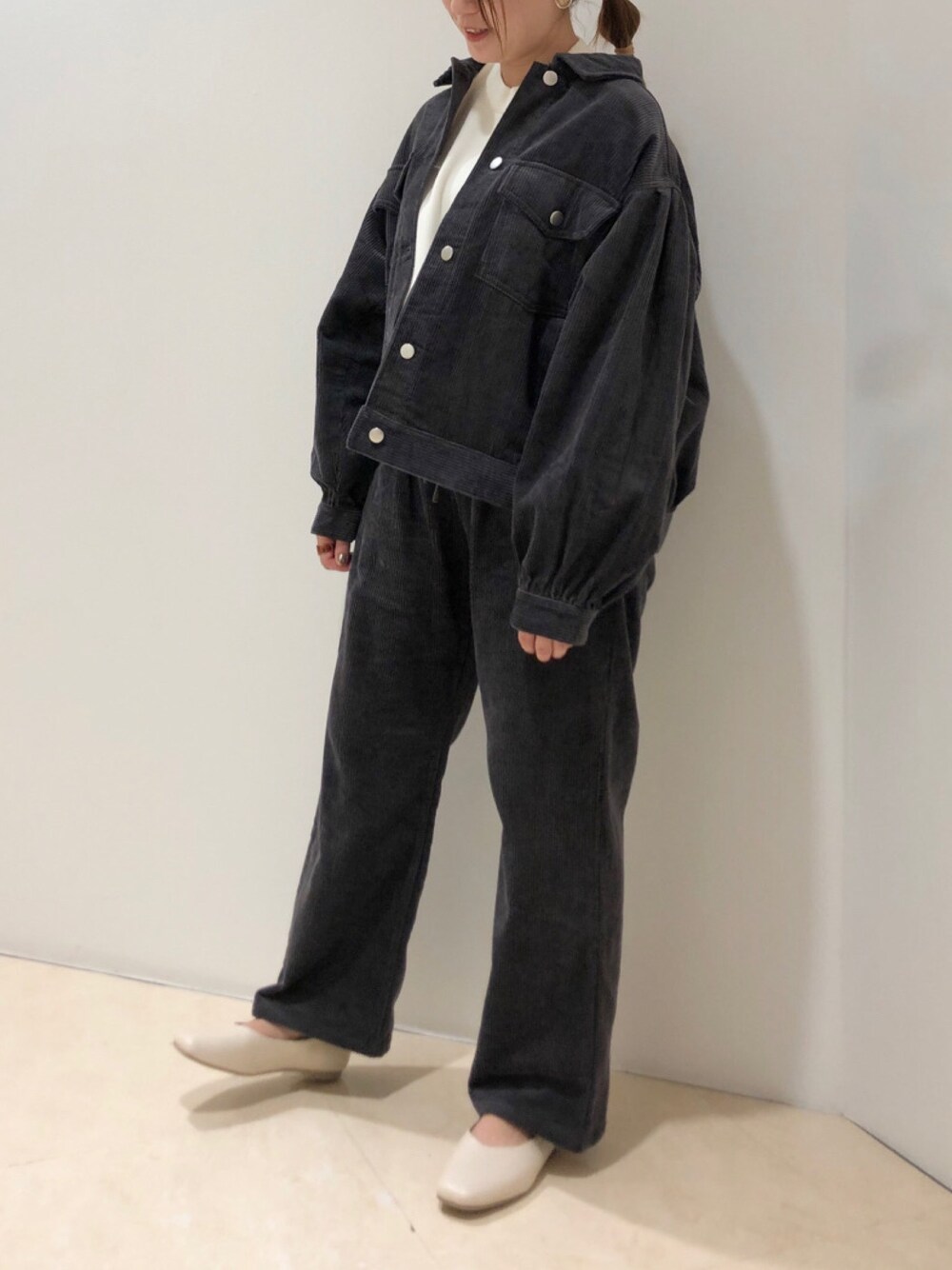 「イヤリング、リング、Ray Cassin、レイカズン(Ray Cassin)、セットアップ風、深Vフラットシューズ、スウェッティモックネックニットプルオーバー、コーデュロイボリュームスリーブブルゾン、2wayイヤリングカフス、コーデュロイウエストリボンパンツ」｜「RAY CASSINのコーデュロイボリュームスリーブブルゾン（ブルゾン、ブラック系）」を使った、Raycassin_officialさん（レディース・155cm）の秋コーディネートの1枚目の写真