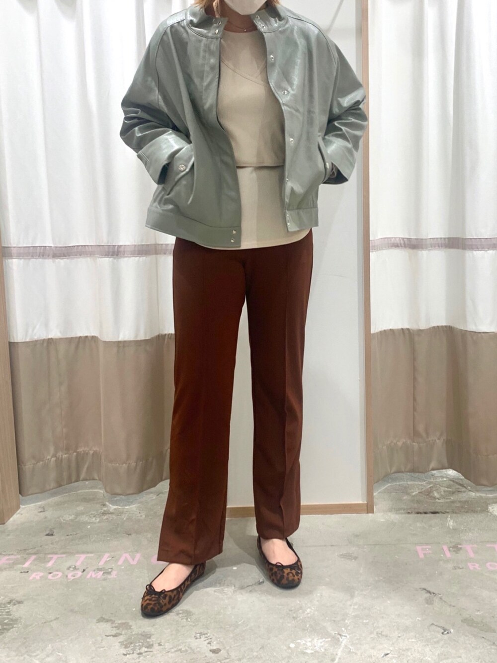 「ビスチェ、Ray Cassin、レイカズン(Ray Cassin)、綺麗めコーデ、2点セット、リブトップス、高身長コーデ、イージーセミフレアカラーパンツ、ビスチェ×リブプルオーバーセット、スタンドネック合皮ブルゾン」｜「RAY CASSINのビスチェ×リブプルオーバーセット（Tシャツ/カットソー、ホワイト系）」を使った、Raycassin_officialさん（レディース・155cm）の秋コーディネートの1枚目の写真
