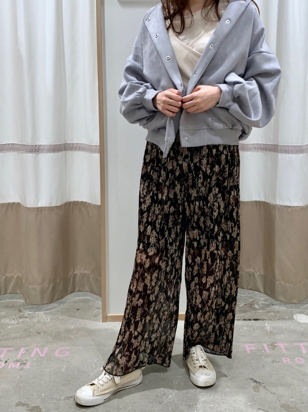 「ビスチェ、花柄パンツ、Ray Cassin、レイカズン(Ray Cassin)、着回しコーデ、2点セット、リブプルオーバー、シアーオリエンタル花柄プリーツイージーパンツ、ビスチェ×リブプルオーバーセット、ポンチスウェードスタジャン」｜「RAY CASSINのＰＳ　シアーオリエンタル花柄プリーツイージ－パンツ（その他パンツ、ブラック系）」を使った、Raycassin_officialさん（レディース・155cm）の秋コーディネートの1枚目の写真