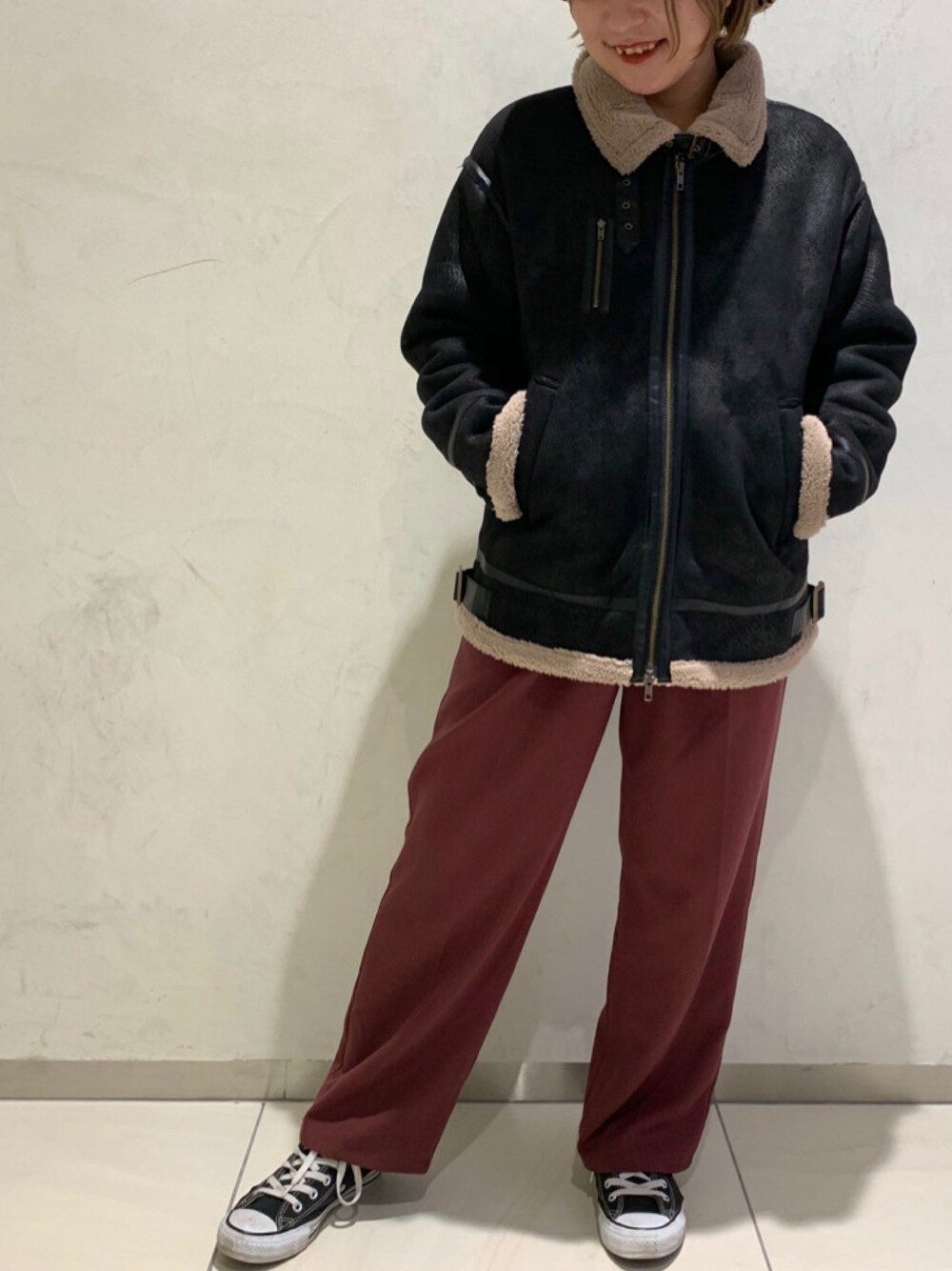「ムートンコート、ボアジャケット、レザー、パンツスタイル、低身長、低身長コーデ、スニーカー、スニーカーコーデ」｜「RAY CASSINのエコムートンパイピングジャケット（ムートンコート、ブラック系）」を使った、Raycassin_officialさん（レディース・155cm）の秋コーディネートの1枚目の写真