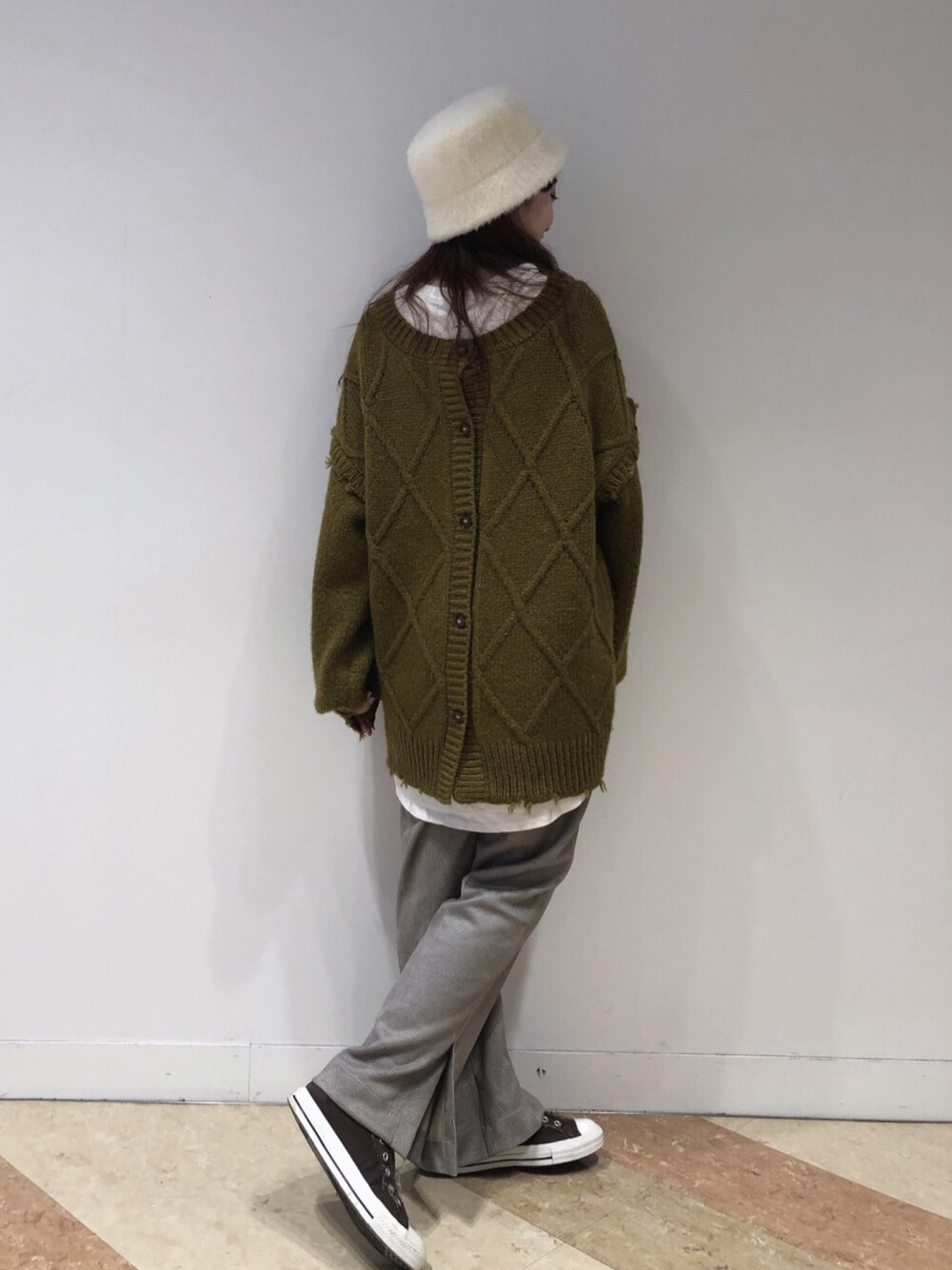 「ロンT、チェックパンツ、Ray Cassin、レイカズン(Ray Cassin)、ハットコーデ、バケハ、ポンチスウェードチェックPTセミフレアパンツ、前後2WAYダメージニットカーデ、シャギーバケットハット、バックプリントチュニックロンT」｜「RAY CASSINのシャギーバケットハット（帽子、その他）」を使った、Raycassin_officialさん（レディース・155cm）の秋コーディネートの1枚目の写真