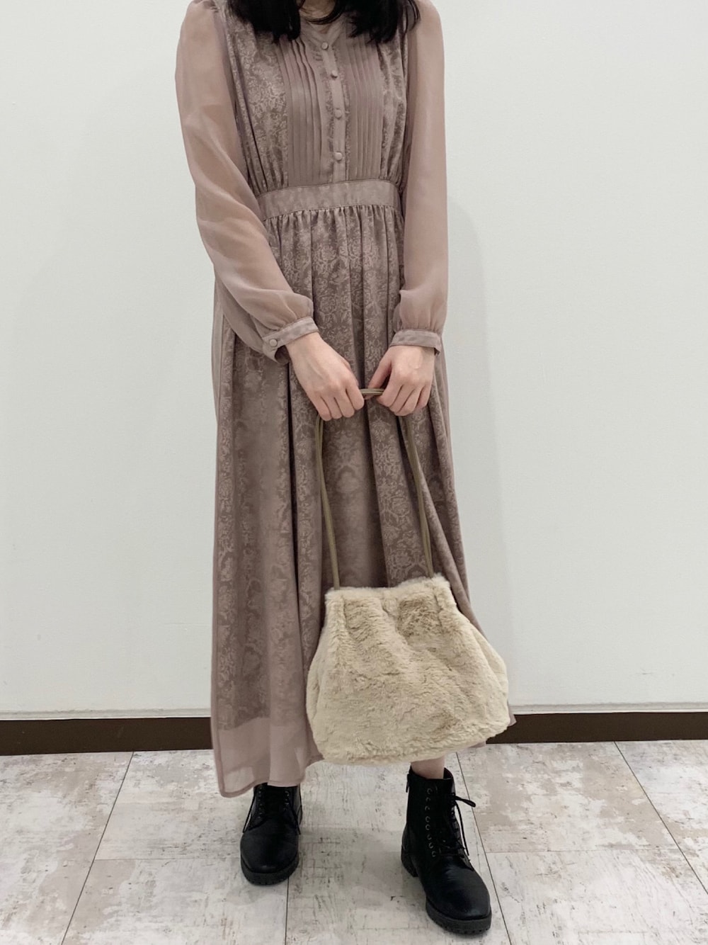 「ファーバッグ、Ray Cassin、レイカズン(Ray Cassin)、ガーリーコーデ、ダマスク、ドッキングワンピース、ワンピースコーデ、高身長コーデ、スモーキーカラーファーショルダートート、シアードッキングダマスクワンピース」｜「RAY CASSINのスモーキーカラーファーショルダートート（ショルダーバッグ、ベージュ系）」を使った、Raycassin_officialさん（レディース・155cm）の秋コーディネートの1枚目の写真