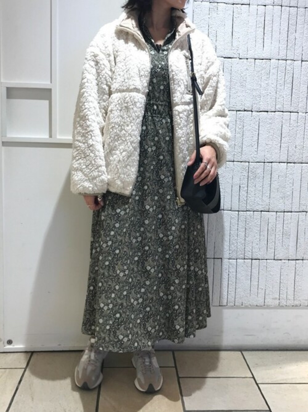 「ワンピース、スニーカーコーデ、リバーシブル、小花柄、あったかコーデ、カジュアルコーデ、ワンピース×スニーカー、秋冬コーデ、ボアブルゾン」｜「RAY CASSINのエスニックリーフフラワーワンピース（ワンピース、ブラック系）」を使った、Raycassin_officialさん（レディース・163cm）の秋コーディネートの1枚目の写真