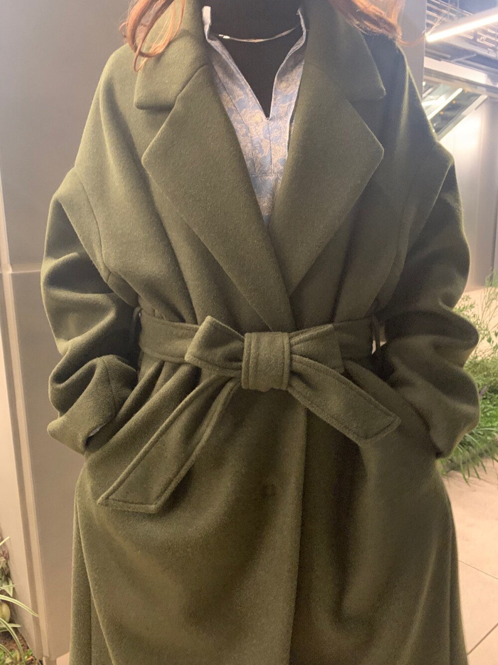 「チェスターコート、花柄ワンピース、Ray Cassin、レイカズン(Ray Cassin)、冬アウター、大人めコーデ、カーキコート、エスニックリーフフラワーワンピース、タートルネックリブプルオーバー、ライトメルトンチェスターコート」｜「RAY CASSINのタートルネックリブプルオーバー（ニット/セーター、ブラック系）」を使った、Raycassin_officialさん（レディース・155cm）の秋コーディネートの1枚目の写真