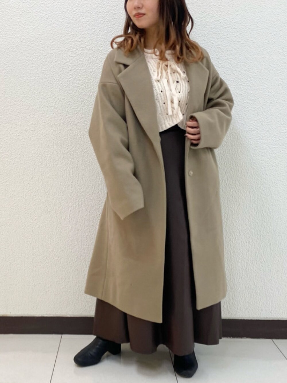 「コート、ニット、レザースカート、Ray Cassin、低身長、大人ガーリー」｜「RAY CASSINのレースアップショートニット（ニット/セーター、ホワイト系）」を使った、Raycassin_officialさん（レディース・148cm）の冬コーディネートの1枚目の写真