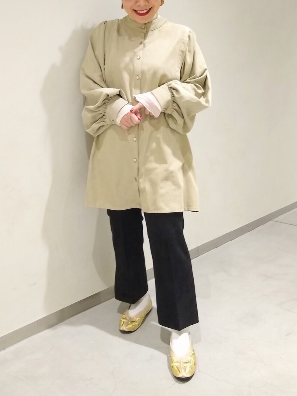「Ray Cassin、レイカズン(Ray Cassin)、チャイナシューズ、低身長コーデ、シャツチュニック、きれいめガーリー、frames RAY CASSIN、ポンチスウェードリラックスパンツ、ミクロコールバンドカラーシャツチュニック、シアープルオーバー×キャミセット」｜「frames RAY CASSINのアイテム（トップス、ホワイト系）」を使った、Raycassin_officialさん（レディース・155cm）の冬コーディネートの1枚目の写真