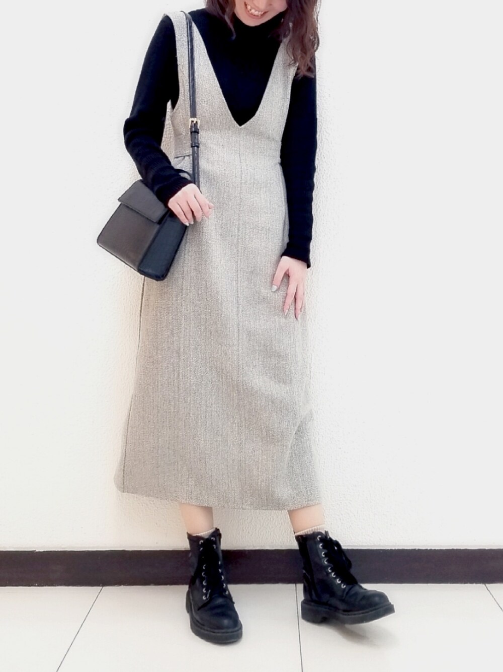 「ジャンスカ、シンプルコーデ、Ray Cassin、レイカズン(Ray Cassin)、キレイめコーデ、型押しハンドルBAG、アンチピリングニット、コンバッドブーツ、バックバックルジャンスカ、アンチピリングタートルネックリブプルオーバー」｜「RAY CASSINのアンチピリングタートルネックリブプルオーバー（ニット/セーター、ブラック系）」を使った、Raycassin_officialさん（レディース・155cm）の冬コーディネートの1枚目の写真