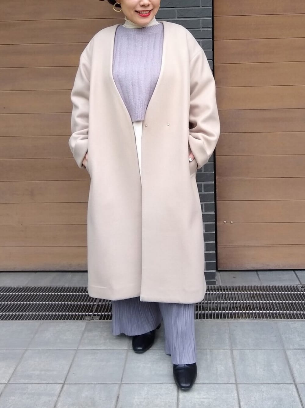 「ノーカラーコート、Ray Cassin、レイカズン(Ray Cassin)、低身長コーデ、frames RAY CASSIN、スウェードカットプリーツパンツ、ヒールサイドゴアブーツ50、タム2wayワイドリブニットプルオーバー、フロントタックチュニックシャツ、シアープルオーバー×キャミセット」｜「RAY CASSINのノーカラーコート（ノーカラーコート、ベージュ系）」を使った、Raycassin_officialさん（レディース・155cm）の冬コーディネートの1枚目の写真