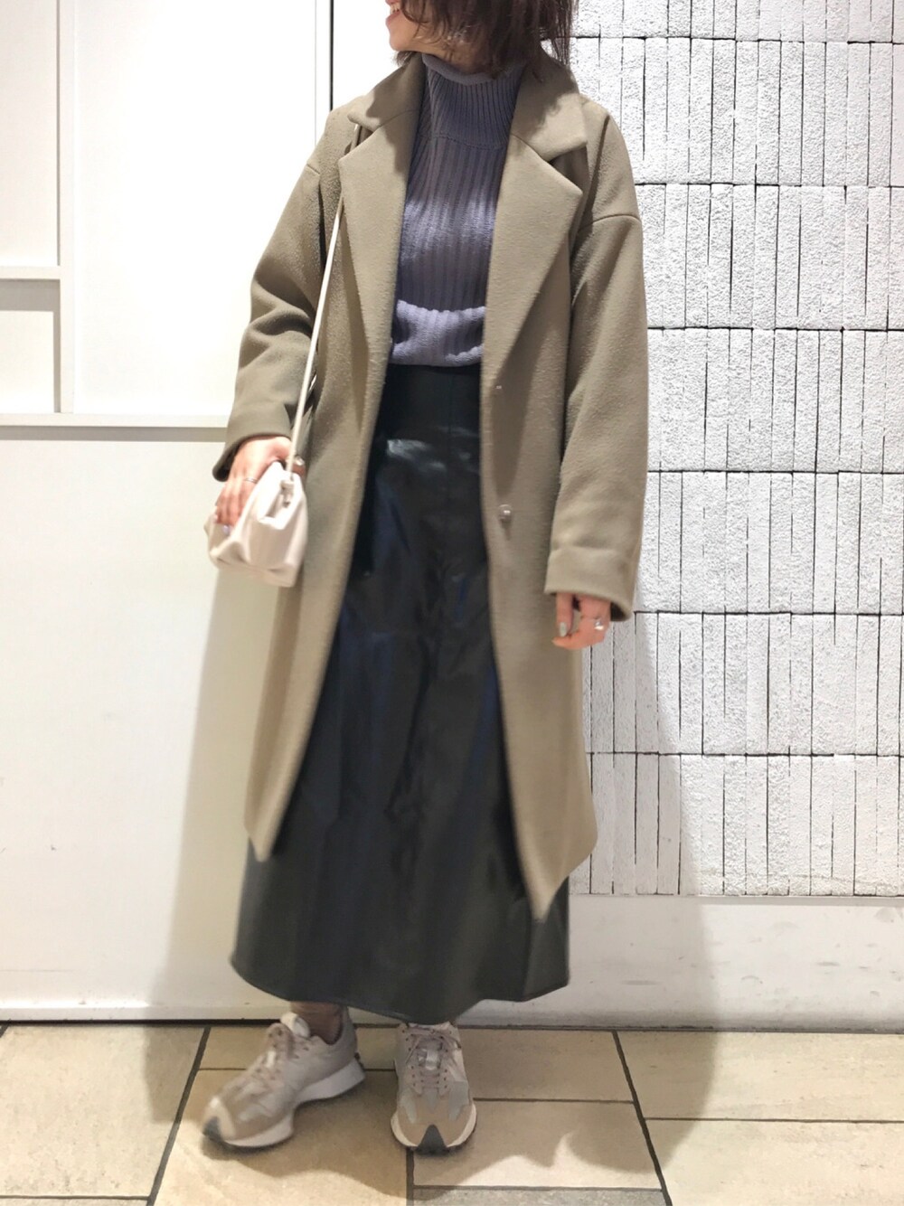 「チェスターコート、レザースカート、リブニット、Ray Cassin、レイカズン(Ray Cassin)、アウターコーデ、ギャザーがまぐちバック、ライトメルトンチェスターコート、リブチャンキーニットプルオーバー、ワイドベルトレザーナロースカート」｜「RAY CASSINのギャザーがまぐちバッグ（ショルダーバッグ、ホワイト系）」を使った、Raycassin_officialさん（レディース・155cm）の冬コーディネートの1枚目の写真
