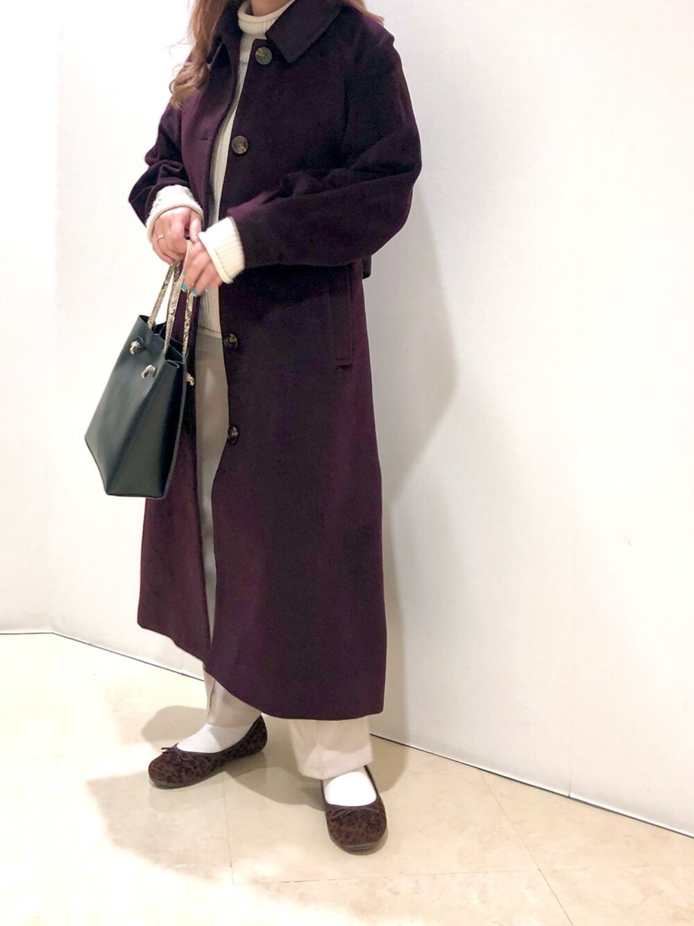 「ステンカラーコート、ハイネック、フレアパンツ、レイカズン(Ray Cassin)、2WAYﾊﾞｯｸﾞ、raycassin、ワインカラー、リブチャンキーニットプルオーバー、イージ－セミフレアカラーパンツ、ノットハンドル2WAYバッグ」｜「RAY CASSINのアソートステンカラーコート（その他アウター、パープル系）」を使った、Raycassin_officialさん（レディース・155cm）の冬コーディネートの1枚目の写真