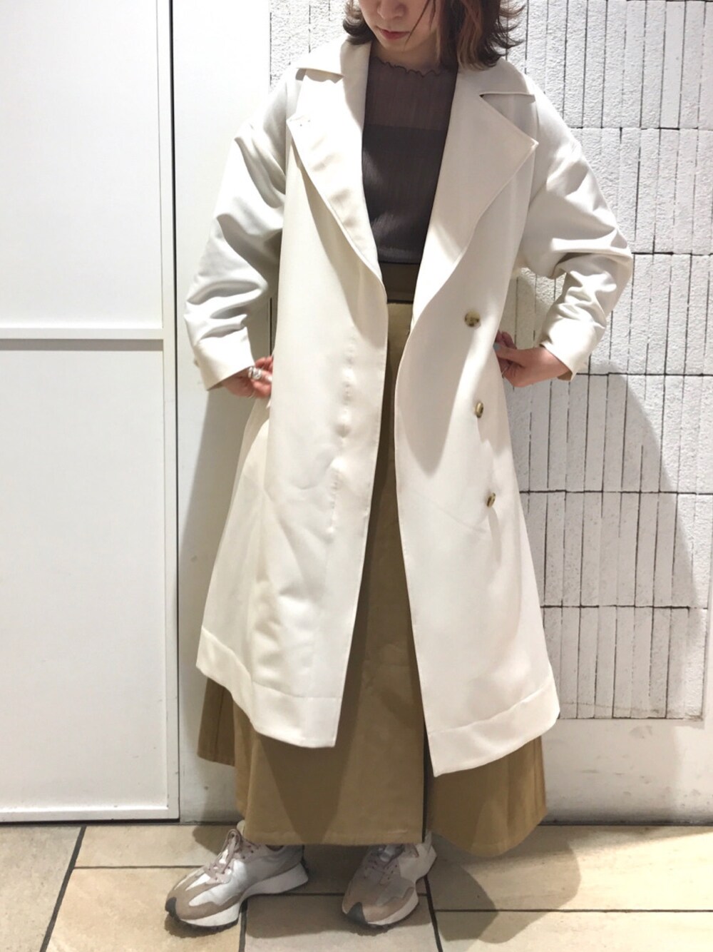 「ステンカラーコート、Ray Cassin、レイカズン(Ray Cassin)、ホワイトコート、チュールトップス、綺麗めスタイル、キャミセット、ラメワイドストラップキャミ、二重織ツイルステンカラーコート、チュールプルオーバーキャミセット」｜「RAY CASSINの二重織ツイルステンカラーコート（ステンカラーコート、ホワイト系）」を使った、Raycassin_officialさん（レディース・155cm）の春コーディネートの1枚目の写真