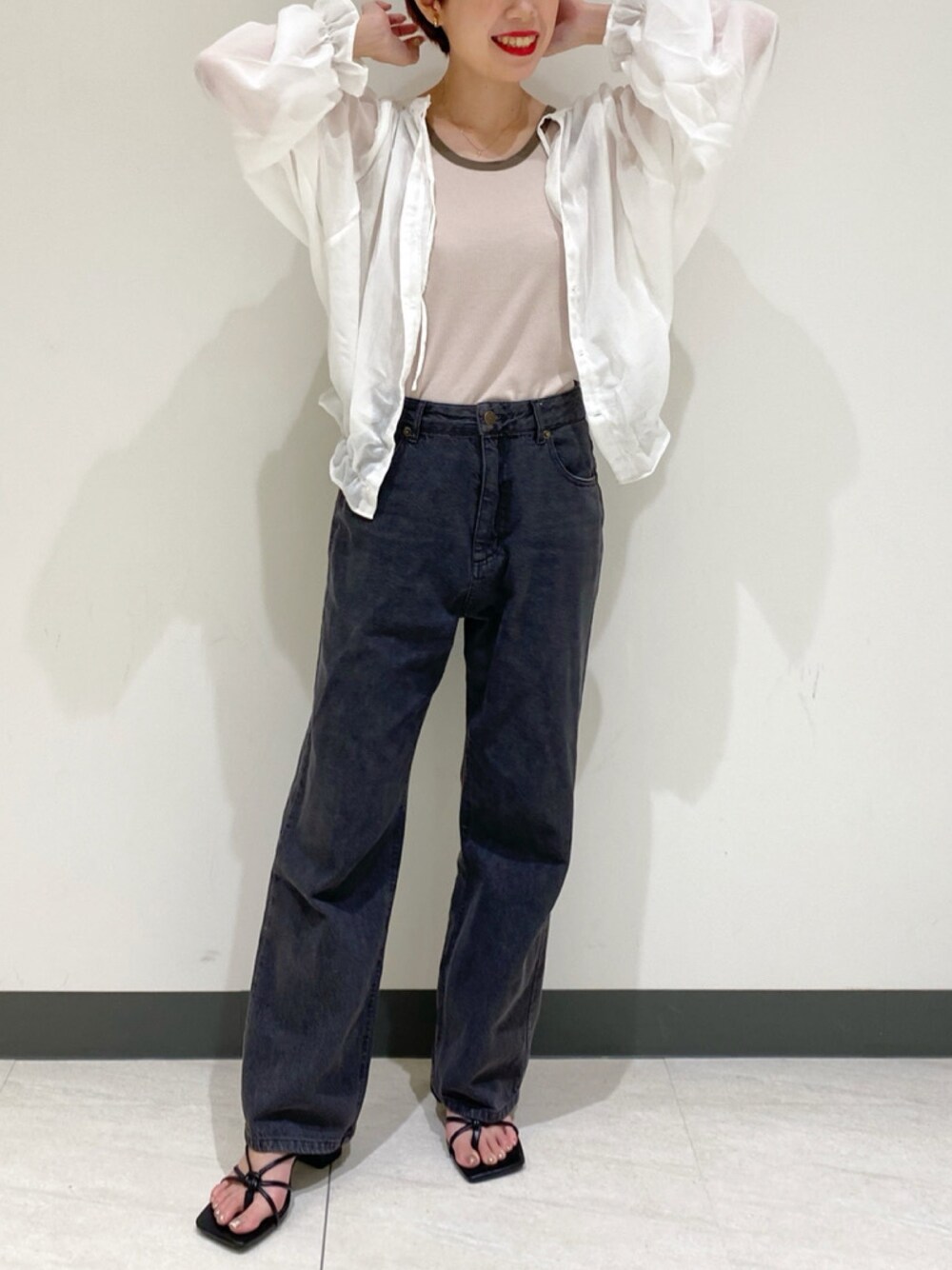 「デニム、２ＷＡＹ、キャミソール、Ray Cassin、レイカズン(Ray Cassin)、ノースリーブ、着回しコーデ、ブラウス×デニム、シア―ブラウス、配色パイピングカラータンク」｜「RAY CASSINの前後2wayシア－ギャザーブラウス（シャツ/ブラウス、ホワイト系）」を使った、Raycassin_officialさん（レディース・155cm）の春コーディネートの1枚目の写真