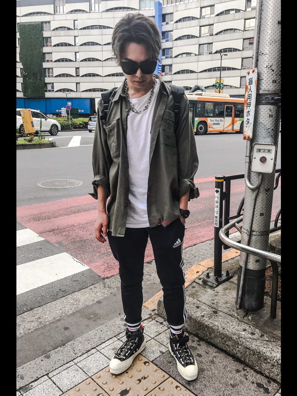 「adidas、トラックパンツ、vetements、ヴェトモン、スキニー、ビックシルエット、ジャージ、Martin Margiela、tiro15」｜「Inpaichthys kerriのアイテム（ミリタリージャケット、グリーン系）」を使った、yossyさん（メンズ・176cm）の夏コーディネートの1枚目の写真