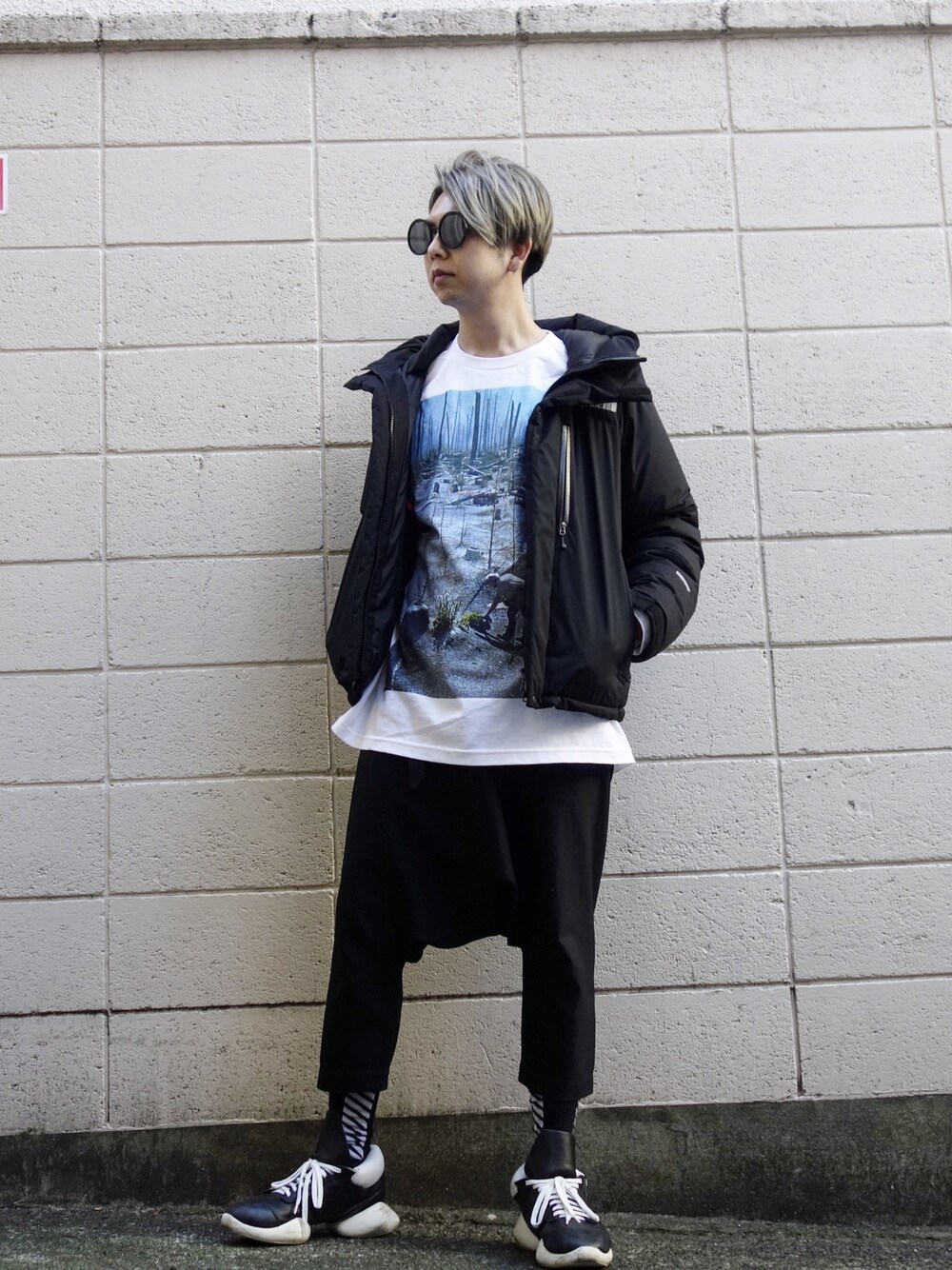 「#THE NORTH FACE、バルトロライトジャケット、COMME des GARCONS、RICK OWENS」｜「C.Eのアイテム（Tシャツ/カットソー、ホワイト系）」を使った、yossyさん（メンズ・176cm）の冬コーディネートの1枚目の写真