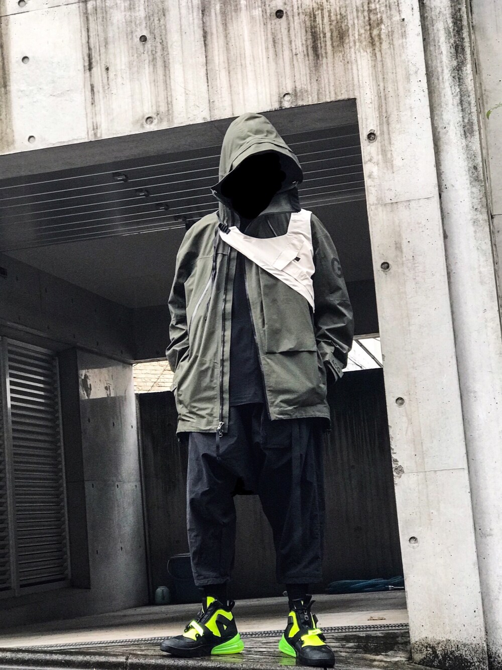 「NIKE、NIKEACG、nikelab、NIKELAB ACG、acronym、Helvetica、techwear、techfashion」｜「NIKEのアイテム（ナイロンジャケット、グリーン系）」を使った、yossyさん（メンズ・176cm）の春コーディネートの1枚目の写真