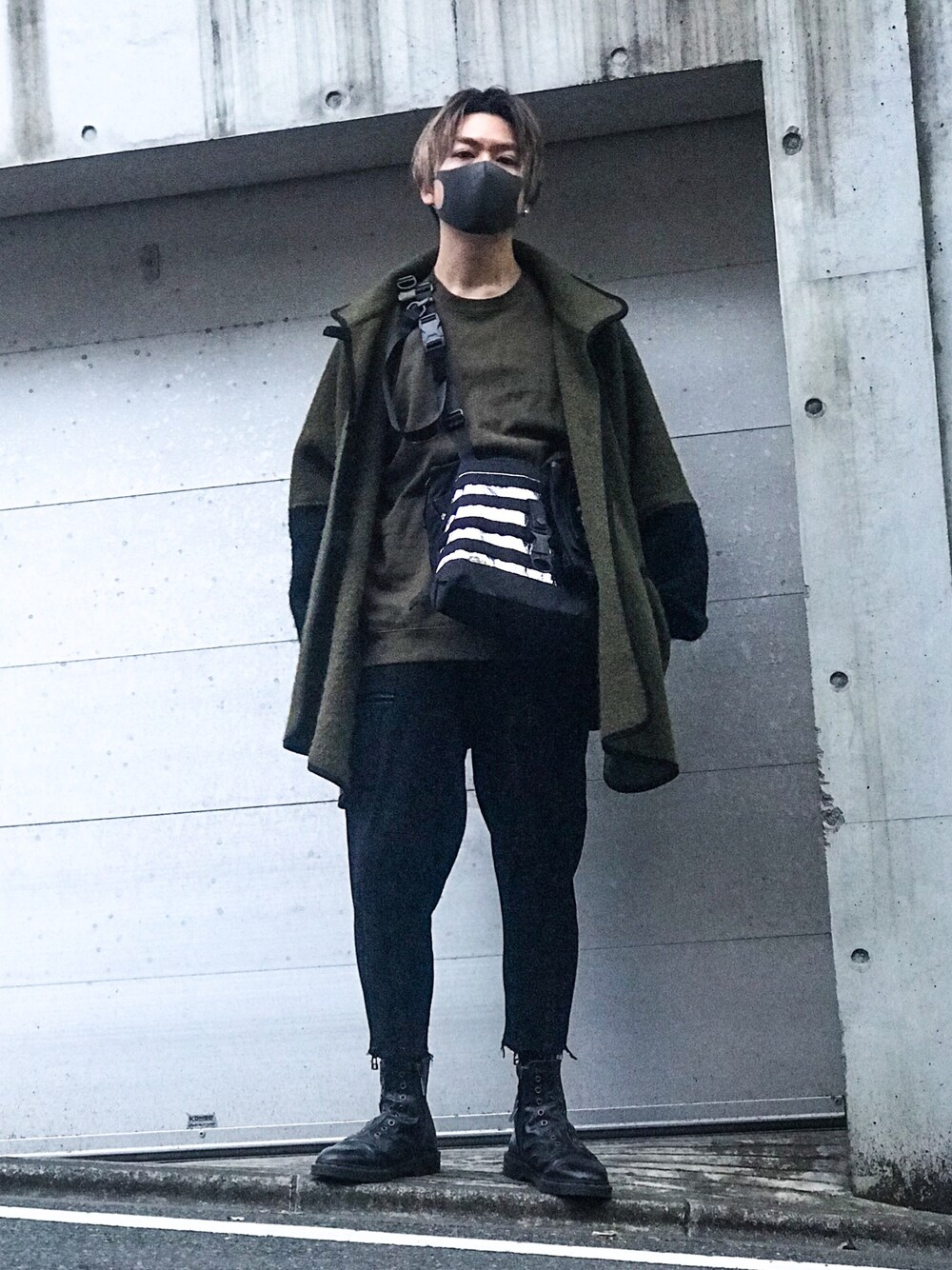 「banalchicbizarre、orbitgear、techwear、techfashion、DrMartens」｜「orbitgearのアイテム（ショルダーバッグ、シルバー系）」を使った、yossyさん（メンズ・176cm）の春コーディネートの1枚目の写真