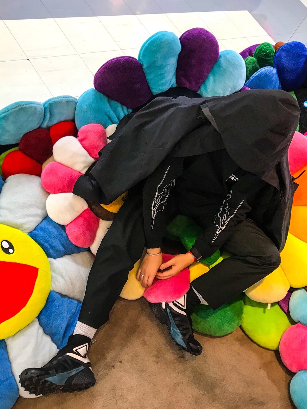 「kiko kostadinov、SEVER、techwear、techfashion、SALOMON」｜「KIKO KOSTADINOVのアイテム（Tシャツ/カットソー、ブラック系）」を使った、yossyさん（メンズ・176cm）の春コーディネートの1枚目の写真
