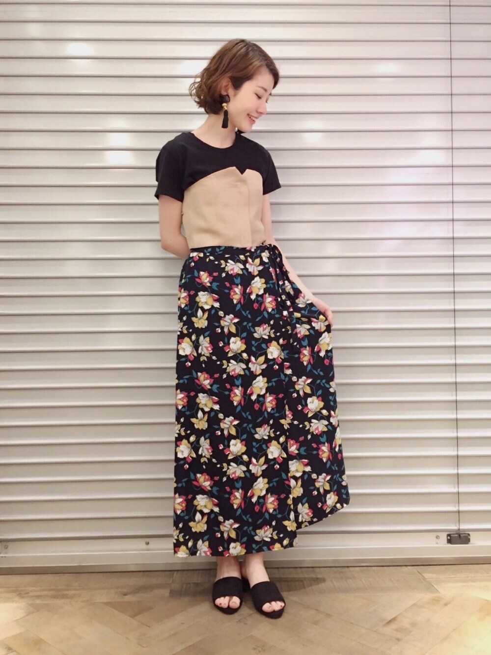 「スカート、花柄、Tシャツ、ビスチェ、アパートバイローリーズ、リラックススタイル、夏コーデ、カジュアルコーデ、apartbylowrys、オトナカジュアル」｜「A part byのタッセルイヤリング 758150 （イヤリング、ブラック系）」を使った、kiiさん（レディース・162cm）の春コーディネートの1枚目の写真