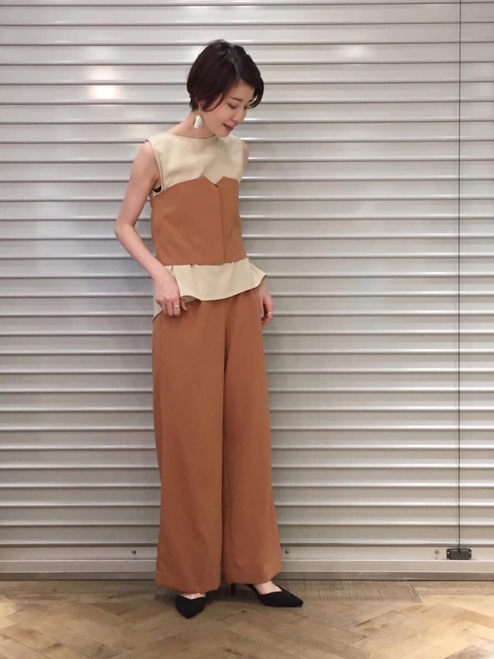 「大人カジュアル、セットアップ、ビスチェ、ラクチンコーデ、ワイドパンツ、ベージュ、apartbylowrys、アパートバイローリーズ、結婚式二次会スタイル、きれいめカジュアル」｜「A part byのセパレートパンプス　767089（パンプス、ブラック系）」を使った、kiiさん（レディース・162cm）の夏コーディネートの1枚目の写真