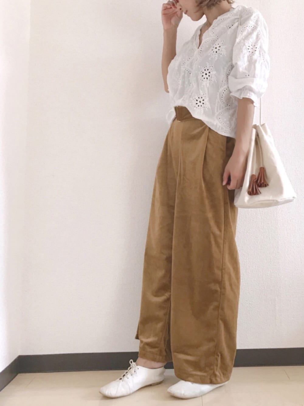 「カジュアルコーデ、シンプルコーデ、プチプラ、ベロア、GU、チビーズ✳︎、ワイドパンツ、ベージュ、着回しコーデ、スカラップ」｜「3coinsのアイテム（ピアス（両耳用）、ベージュ系）」を使った、m♡ao*さん（レディース・152cm）の秋コーディネートの1枚目の写真