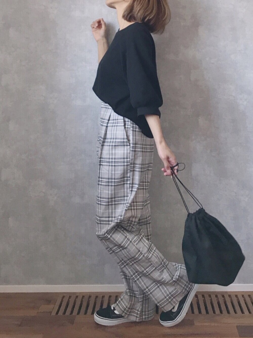 「シンプルコーデ、春コーデ、カジュアルコーデ、プチプラコーデ、black、GU、ワイドパンツ、巾着バッグ、モノトーン」｜「GUのアイテム（Tシャツ/カットソー、ブラック系）」を使った、m♡ao*さん（レディース・152cm）の春コーディネートの1枚目の写真