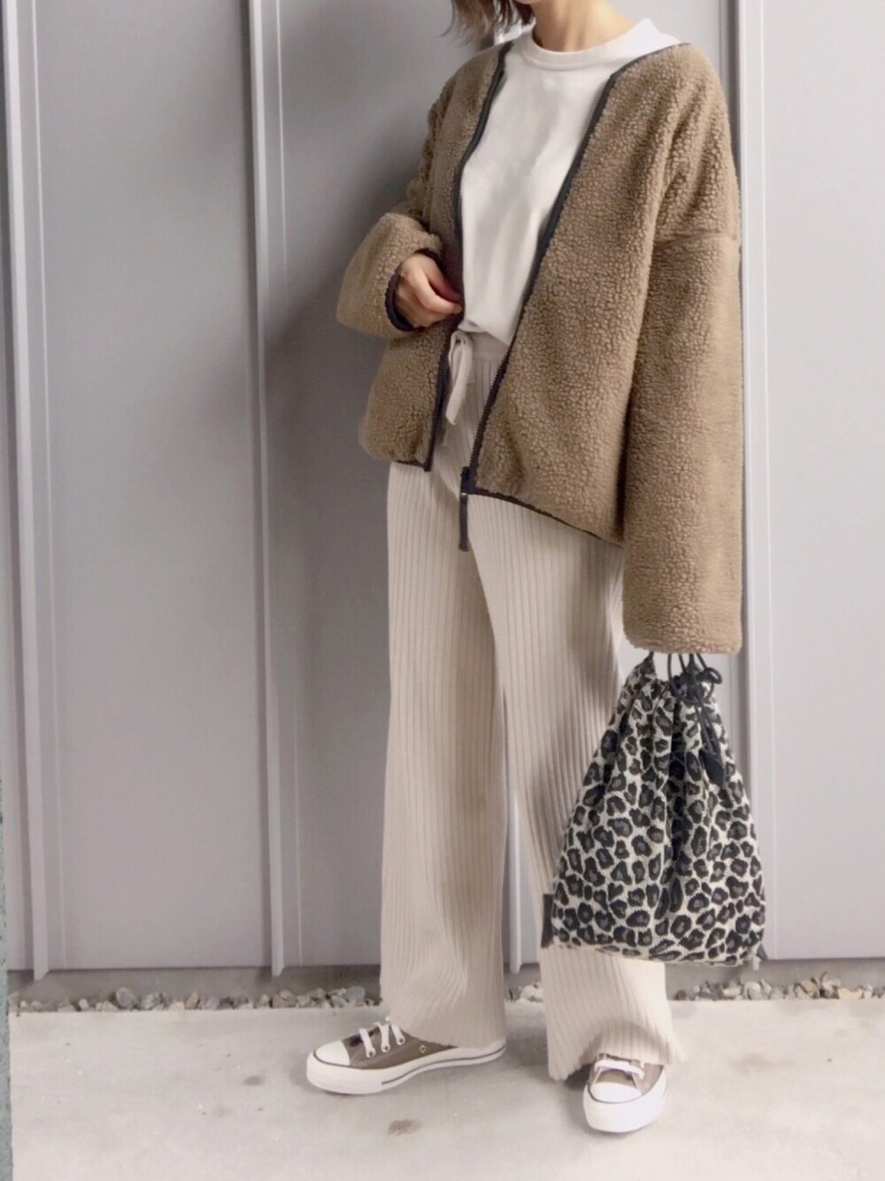 ベージュ系のブルゾン、ベージュ系のTシャツ/カットソー、ベージュ系のその他パンツを着用したレディースの秋コーディネートの1枚目の写真