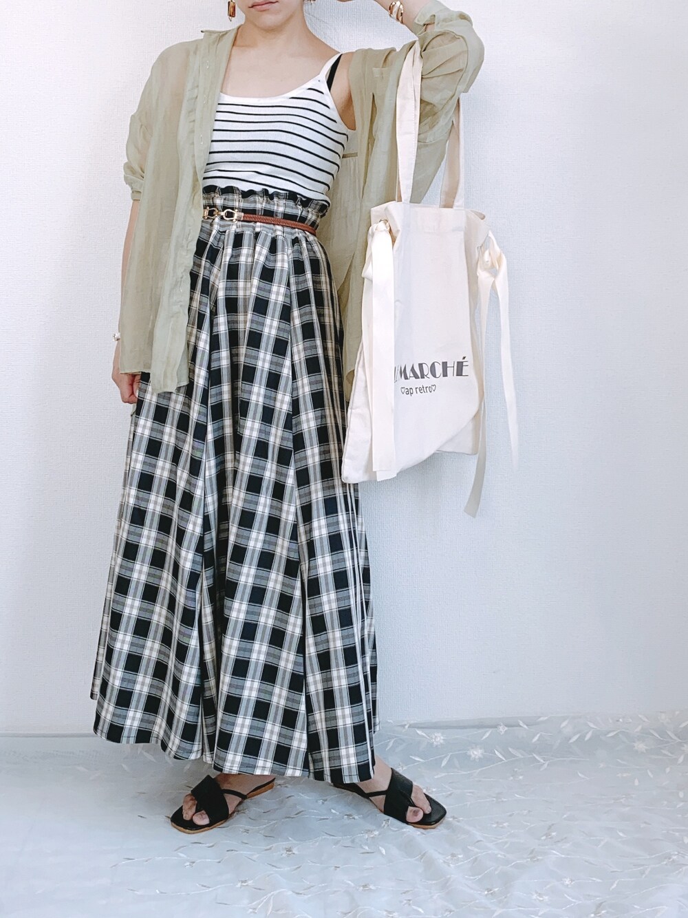 「apretro、apretro_zozo、アプレトロ、ZOZOでしか買えない、ZOZO限定、おうちファッション、シアーシャツ、オトナ女子、リラックススタイル、おしゃれさんと繋がりたい」｜「ap retroのチェックフレアロングスカート【ZOZO限定アイテム】（スカート、ブラック系）」を使った、ap retroさん（レディース・156cm）の夏コーディネートの1枚目の写真