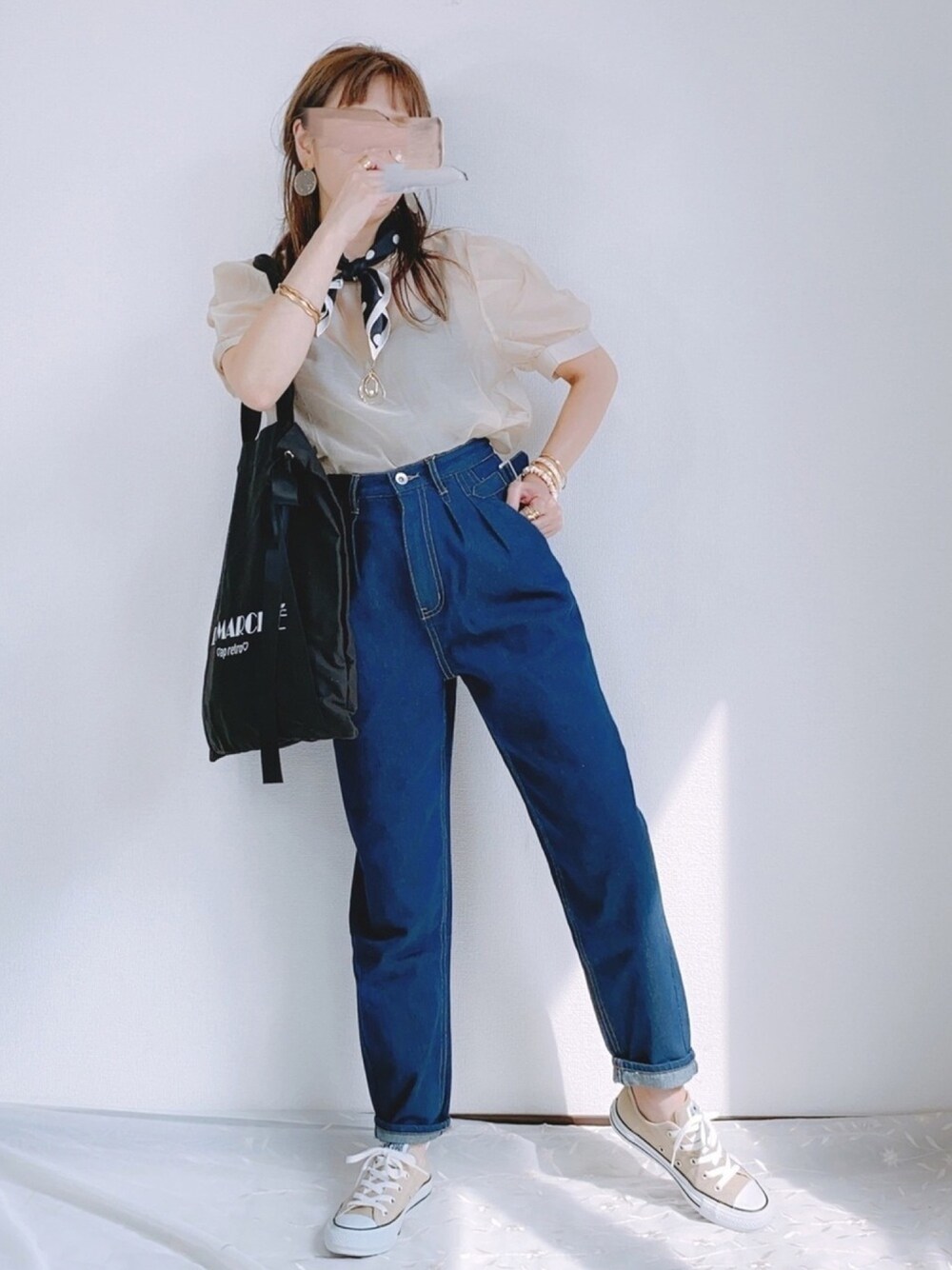 「apretro、apretro_zozo、アプレトロ、ZOZOでしか買えない、ZOZO限定、オトナ女子、パンツスタイル、デニムパンツ、おしゃれさんと繋がりたい、コンバース」｜「ap retroのサイドベルトタックデニムテーパードパンツ【ZOZO限定商品】（デニムパンツ、ブルー系）」を使った、ap retroさん（レディース・156cm）の夏コーディネートの1枚目の写真