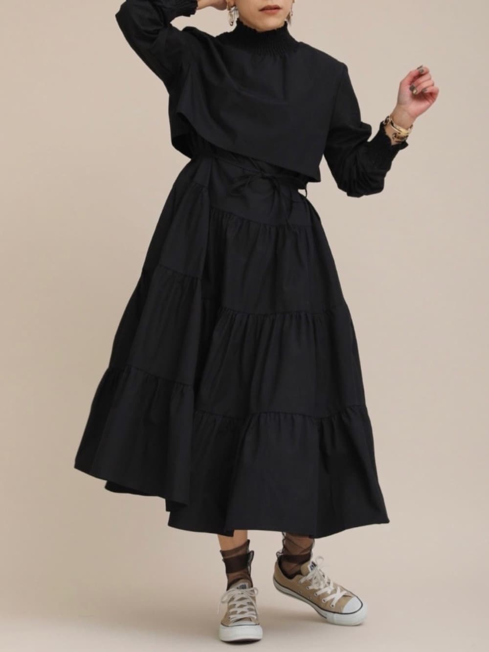 「apretro、apretro_zozo、アプレトロ、ZOZOでしか買えない、オトナカジュアル、オトナ女子、再入荷、ワンピース、チョコ色に染まれ、おしゃれさんと繋がりたい」｜「ap retroのレイヤーティアードワンピース【ZOZO限定アイテム】（ワンピース、ブラック系）」を使った、ap retroさん（レディース・156cm）の冬コーディネートの1枚目の写真