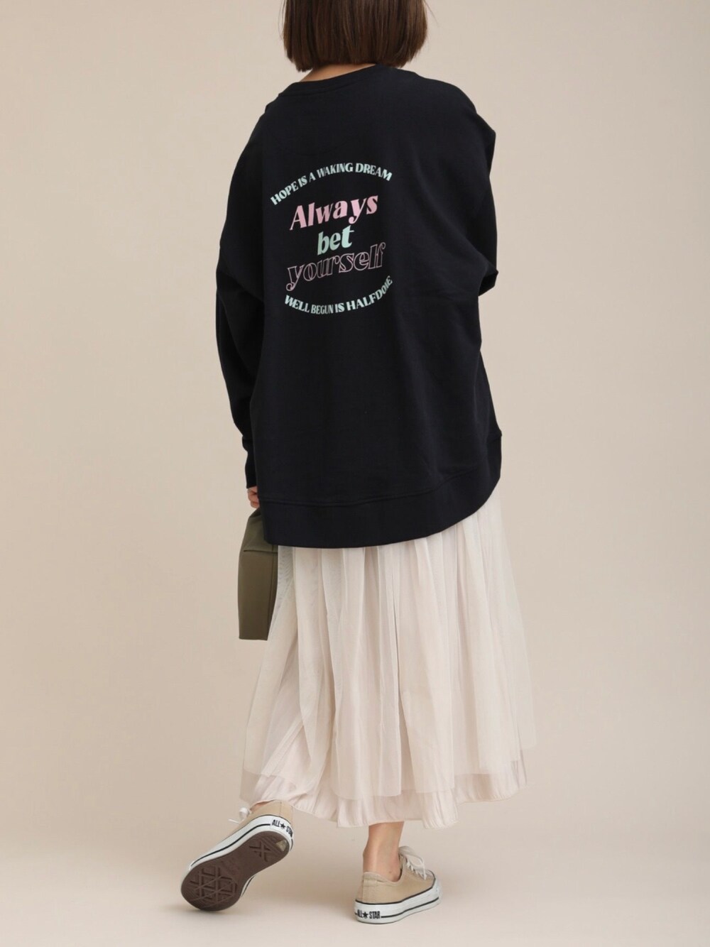 「apretro、apretro_zozo、ZOZOでしか買えない、オトナカジュアル、オトナ女子、ロゴスウェット、オーバーサイズ、ボリューム袖、春、おしゃれさんと繋がりたい」｜「ap retroのヴィンテージロゴプリントスウェット【ZOZO限定アイテム】（スウェット、ブラック系）」を使った、ap retroさん（レディース・156cm）の冬コーディネートの1枚目の写真