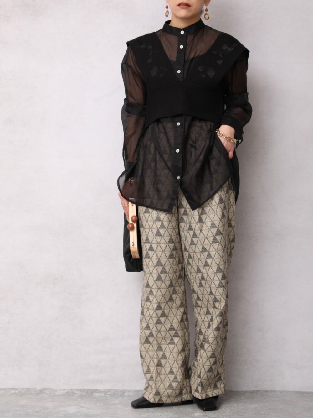 ベージュ系のその他パンツ、ブラック系のベスト、ブラック系のシャツ/ブラウスを着用したレディースの春コーディネートの1枚目の写真