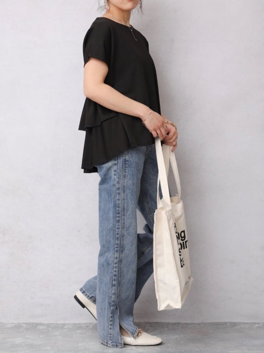 「apretro、apretro_zozo、アプレトロ、ZOZOでしか買えない、オトナカジュアル、オトナ女子、大人可愛い、デザイントップス、Tシャツ、おしゃれさんと繋がりたい」｜「ap retroのバック２段フリルTEE【ZOZO限定アイテム】（Tシャツ/カットソー、ブラック系）」を使った、ap retroさん（レディース・156cm）の春コーディネートの1枚目の写真