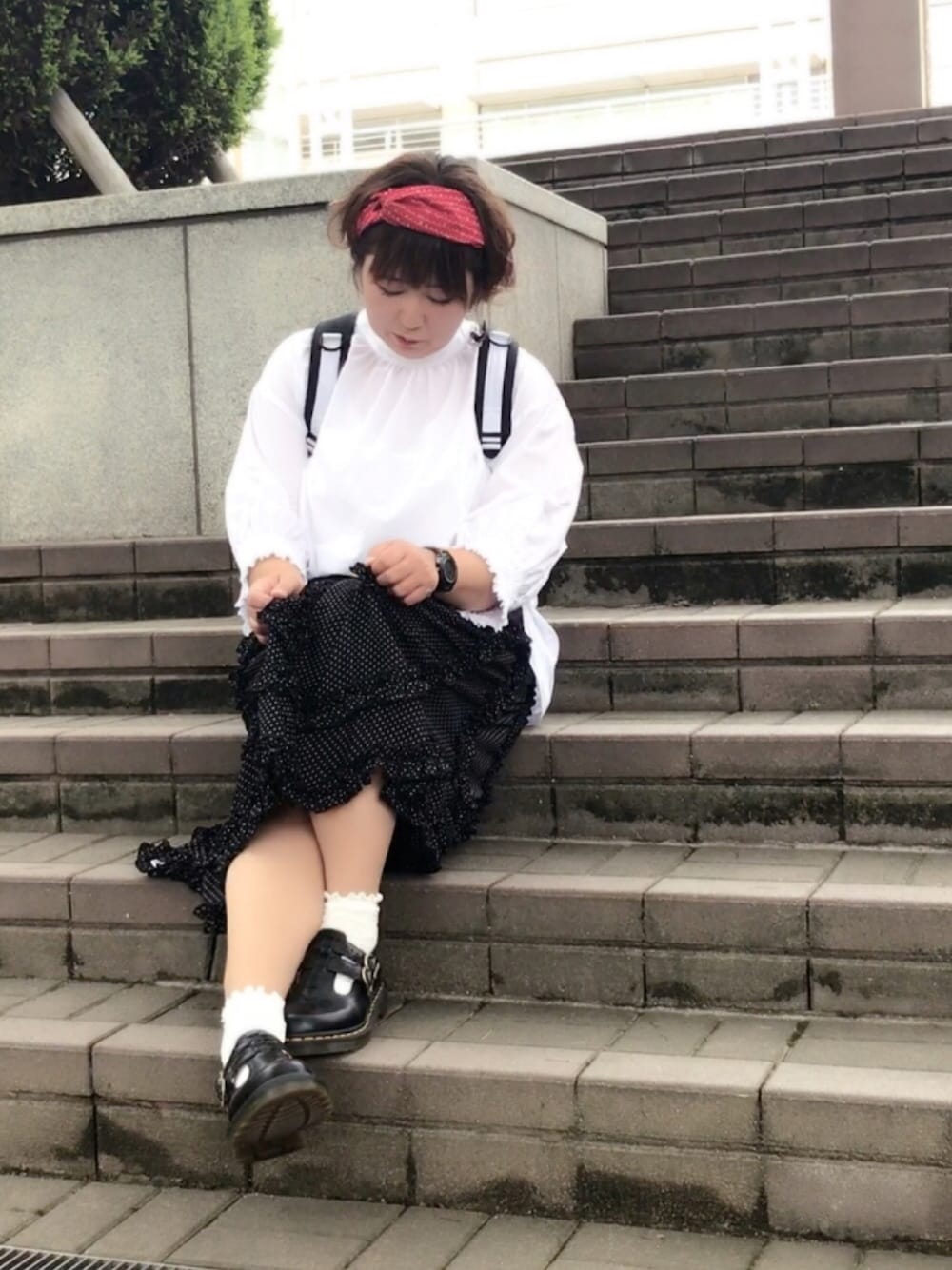 「モノトーン、ヘアバンド、白シャツ、フリルスカート、ドット、プチプラコーデ、UNIQLO、merlot、ドクターマーチン、大人カジュアル」｜「UNIQLOのアイテム（シャツ/ブラウス、ホワイト系）」を使った、鮎さん（レディース・164cm）の夏コーディネートの1枚目の写真