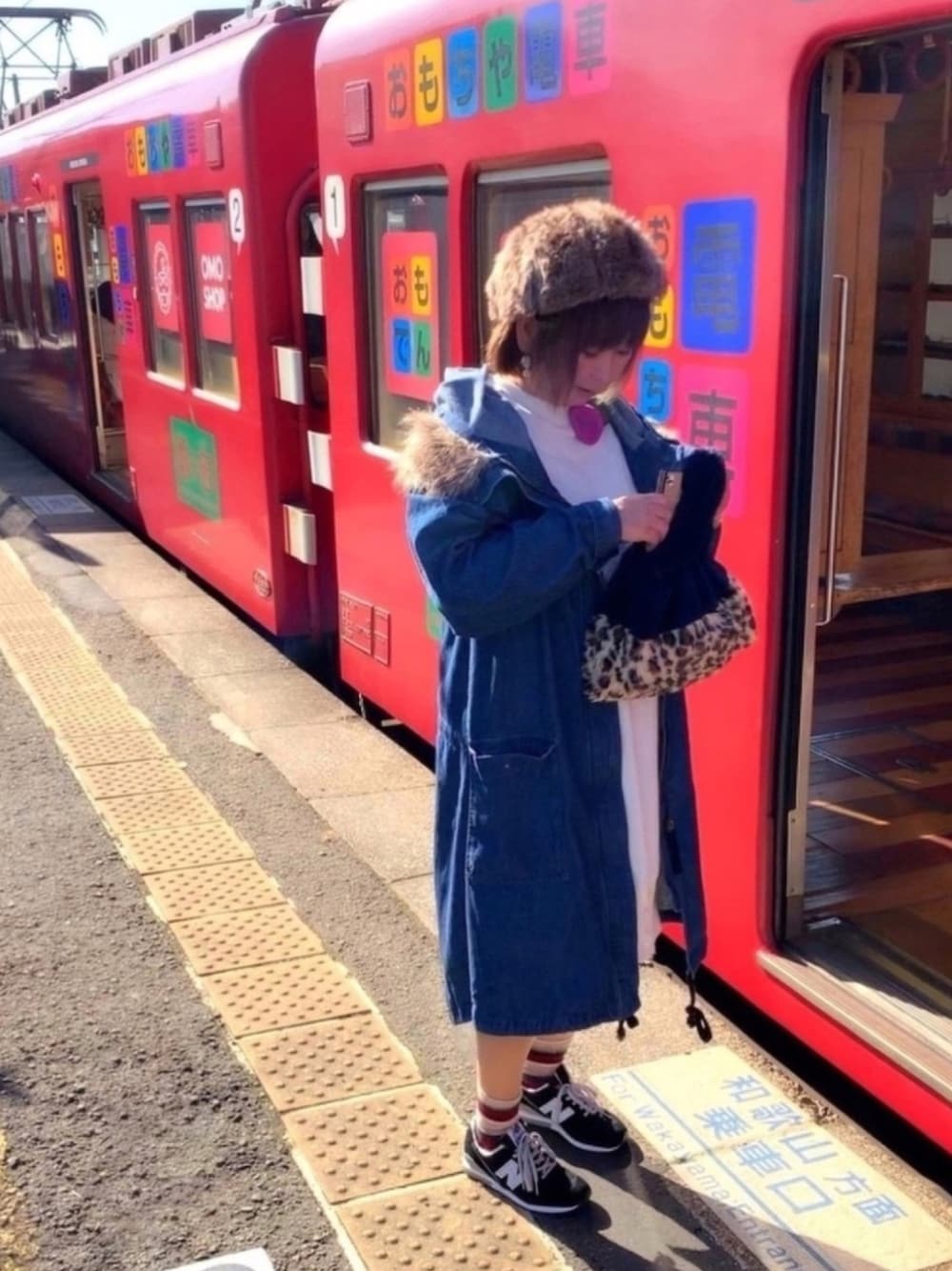 「モフモフ、もこもこ、ベレー帽、ひょう柄、スエットワンピース、白ワンピース、ボーダーソックス、メルシーボークー、ニューバランス、鉄子」｜「osharewalkerの差のつくあったかお洒落なセンス小物 『フェイクファーベレー帽』（ハンチング/ベレー帽、ブラウン系）」を使った、鮎さん（レディース・164cm）の冬コーディネートの1枚目の写真