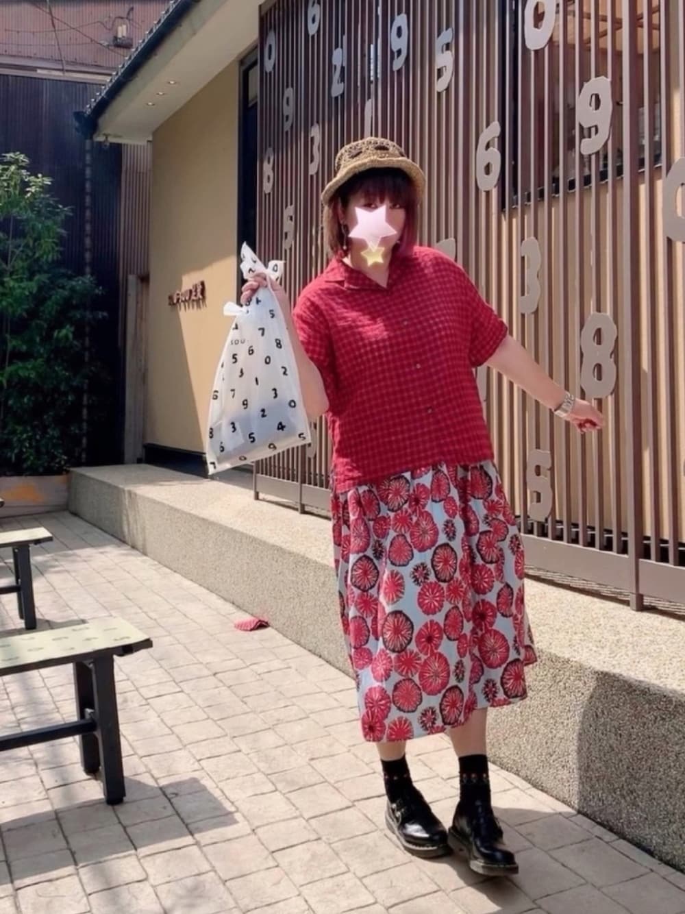 「チェックシャツ、柄スカート、メルロー、麦わら帽子、赤チェック、サコッシュ、ドクターマーチン、SOU・SOU、ぽっちゃり、プチプラ」｜「MERLOTのチェック柄オープンカラーシャツ3262（シャツ/ブラウス、レッド系）」を使った、鮎さん（レディース・164cm）の夏コーディネートの1枚目の写真