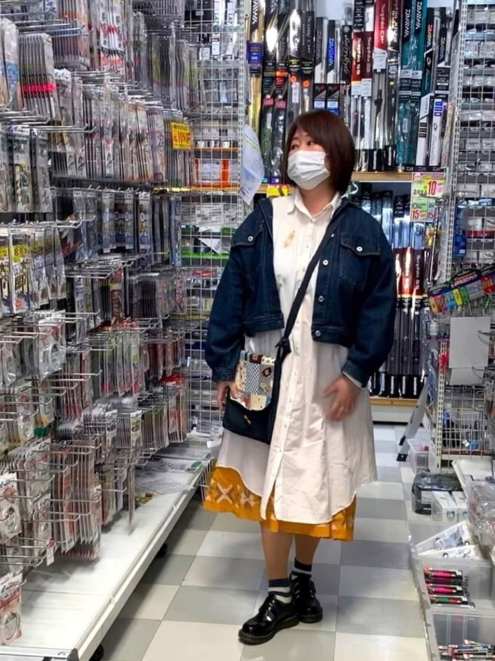「白ワンピース、デニムジャケット、斜めがけバック、デニムバッグ、ボーダーソックス、プチプラ、フィリル、ドクターマーチン」｜「Fillilのネコ数字刺繍 シャツワンピース（ワンピース、ホワイト系）」を使った、鮎さん（レディース・164cm）の春コーディネートの1枚目の写真