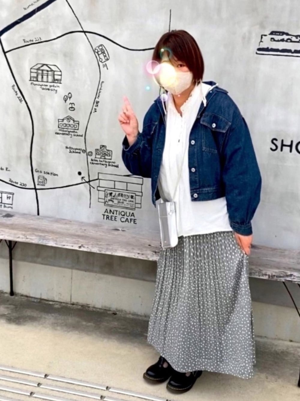 「しまむら、しまむらスカート、プチプラ、プリーツスカート、ダルメシアン柄スカート、デニムジャケット、ショルダーバッグ、コムサイズム、白ブラウス、レオパード」｜「Samansa Mos2の色は、コレの白🌱（シャツ/ブラウス、ホワイト系）」を使った、鮎さん（レディース・164cm）の秋コーディネートの1枚目の写真