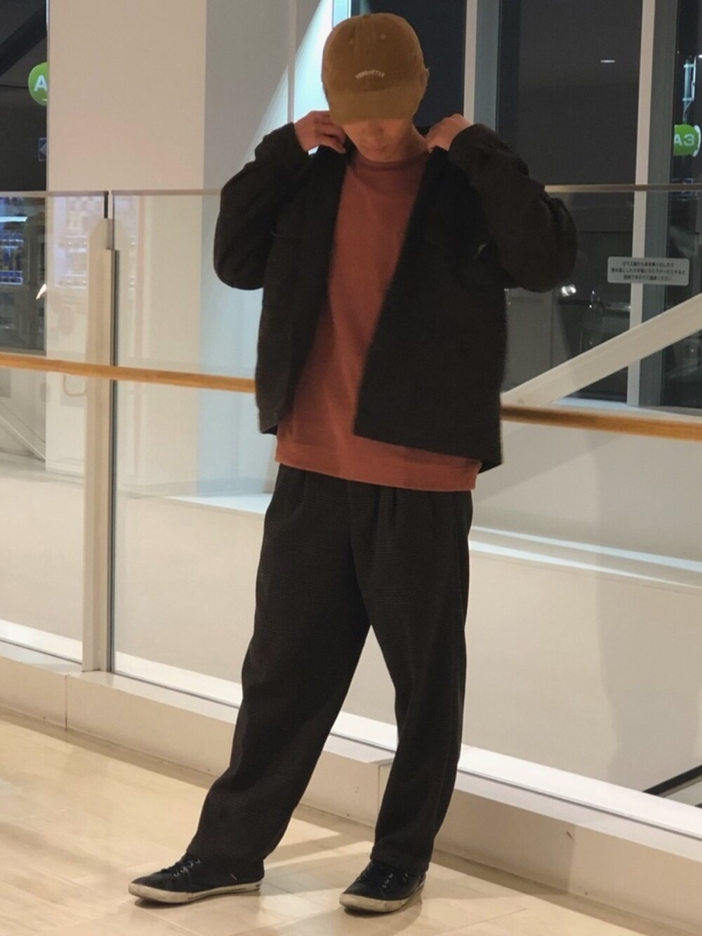 「大人カジュアル」｜「JUNREDのアイテム（トップス、レッド系）」を使った、かめちゃんさん（メンズ・175cm）の冬コーディネートの1枚目の写真