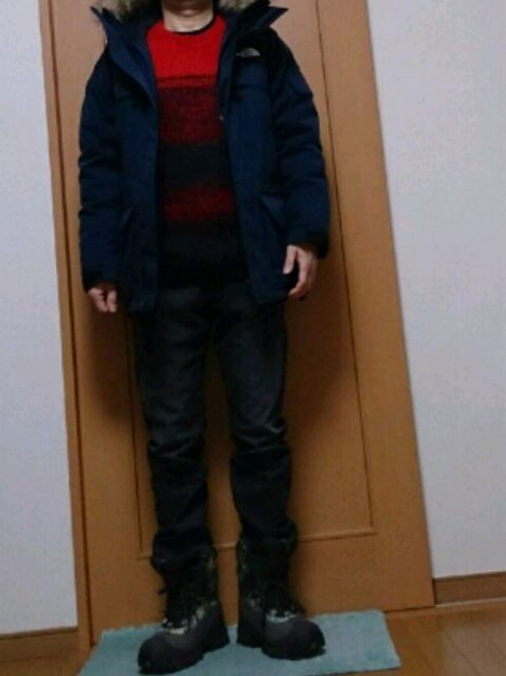 ブルー系のダウンジャケット/コート、レッド系のニット/セーター、グリーン系のブーツを着用したメンズの冬コーディネートの1枚目の写真