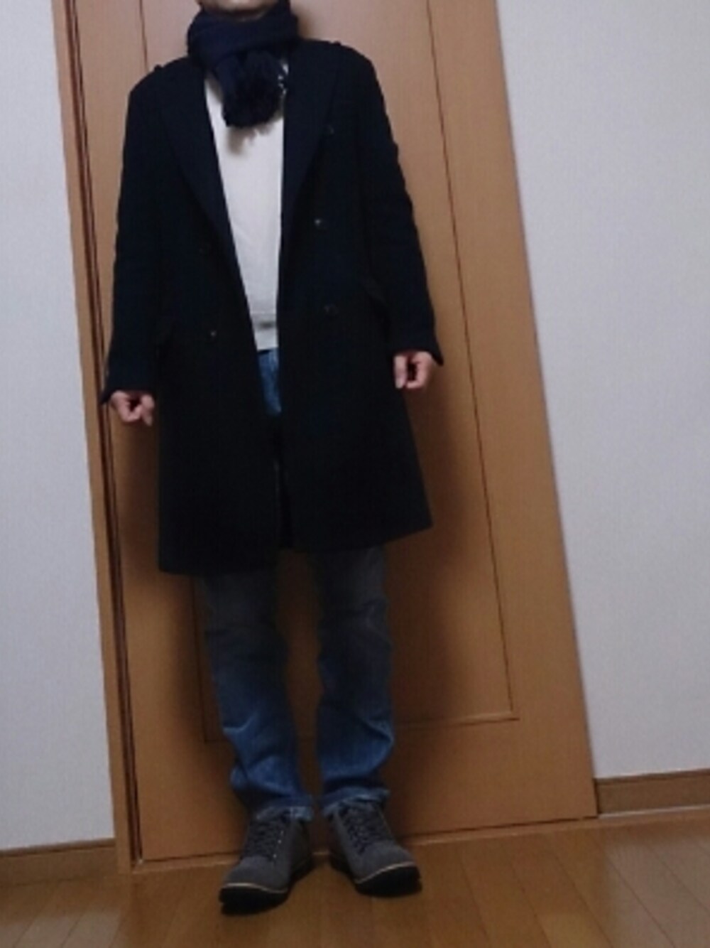 ブルー系のチェスターコート、ホワイト系のニット/セーター、グレー系のその他シューズを着用したメンズの冬コーディネートの1枚目の写真