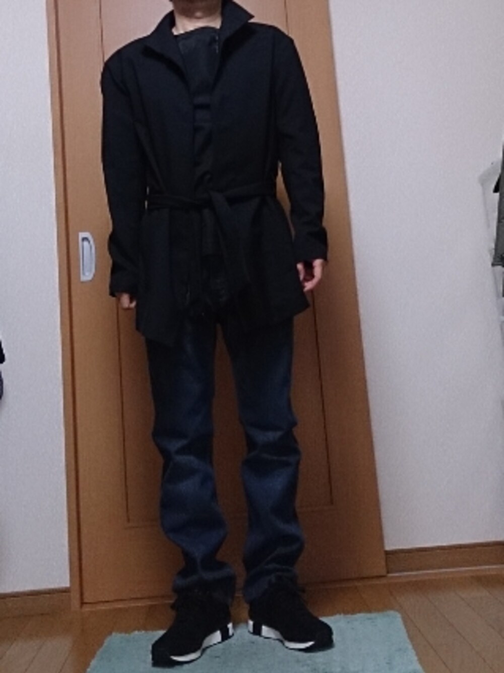 ブラック系のブルゾン、ブラック系のTシャツ/カットソー、ブラック系のスニーカーを着用したメンズの春コーディネートの1枚目の写真