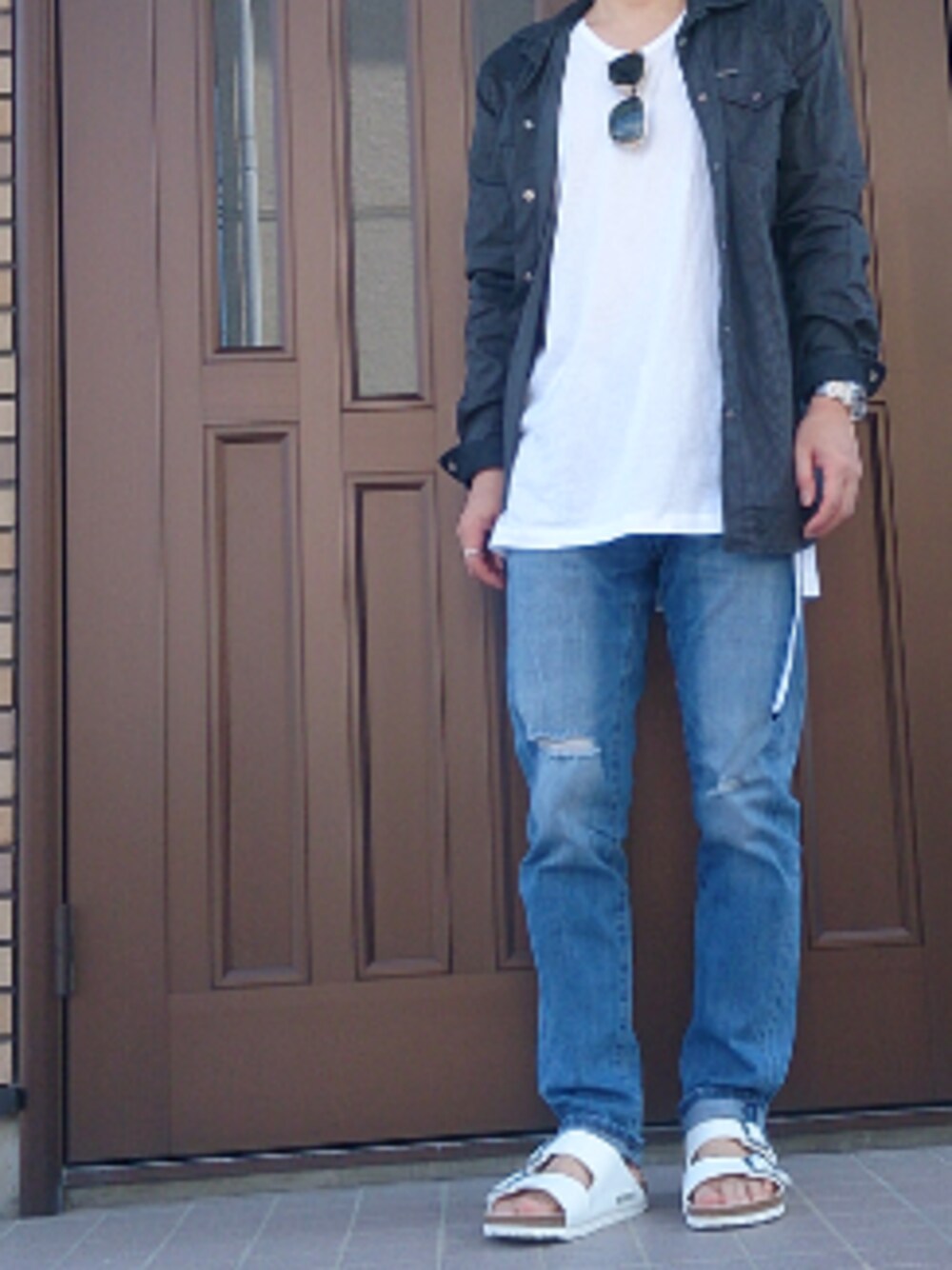 ブラック系のシャツ/ブラウス、ホワイト系のTシャツ/カットソー、ホワイト系のサンダルを着用したメンズの秋コーディネートの1枚目の写真