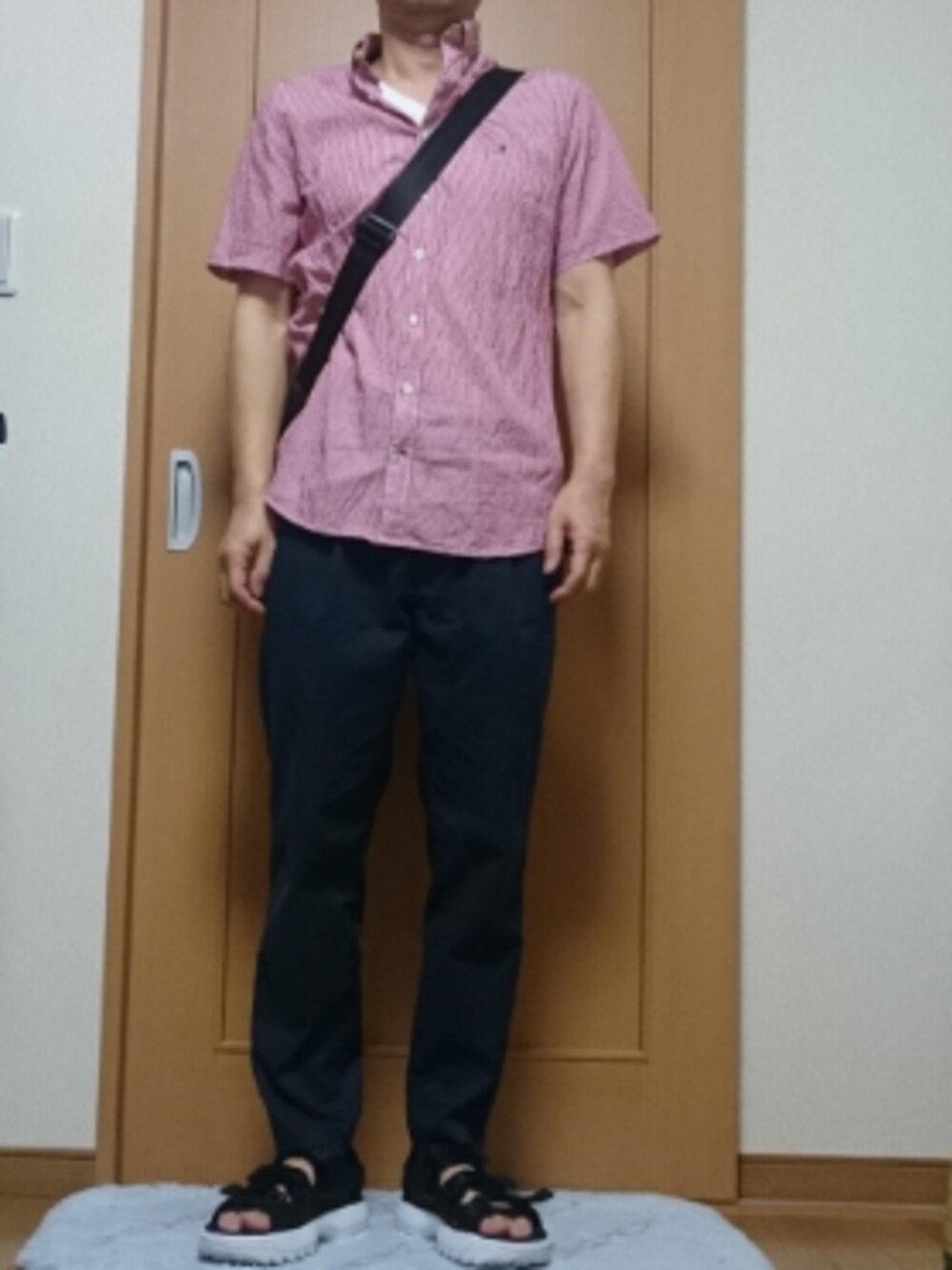 「夏の終わり」｜「TOMMY HILFIGERのシアサッカーストライプショートスリーブシャツ（シャツ/ブラウス、レッド系）」を使った、こうさん（メンズ・164cm）の夏コーディネートの1枚目の写真