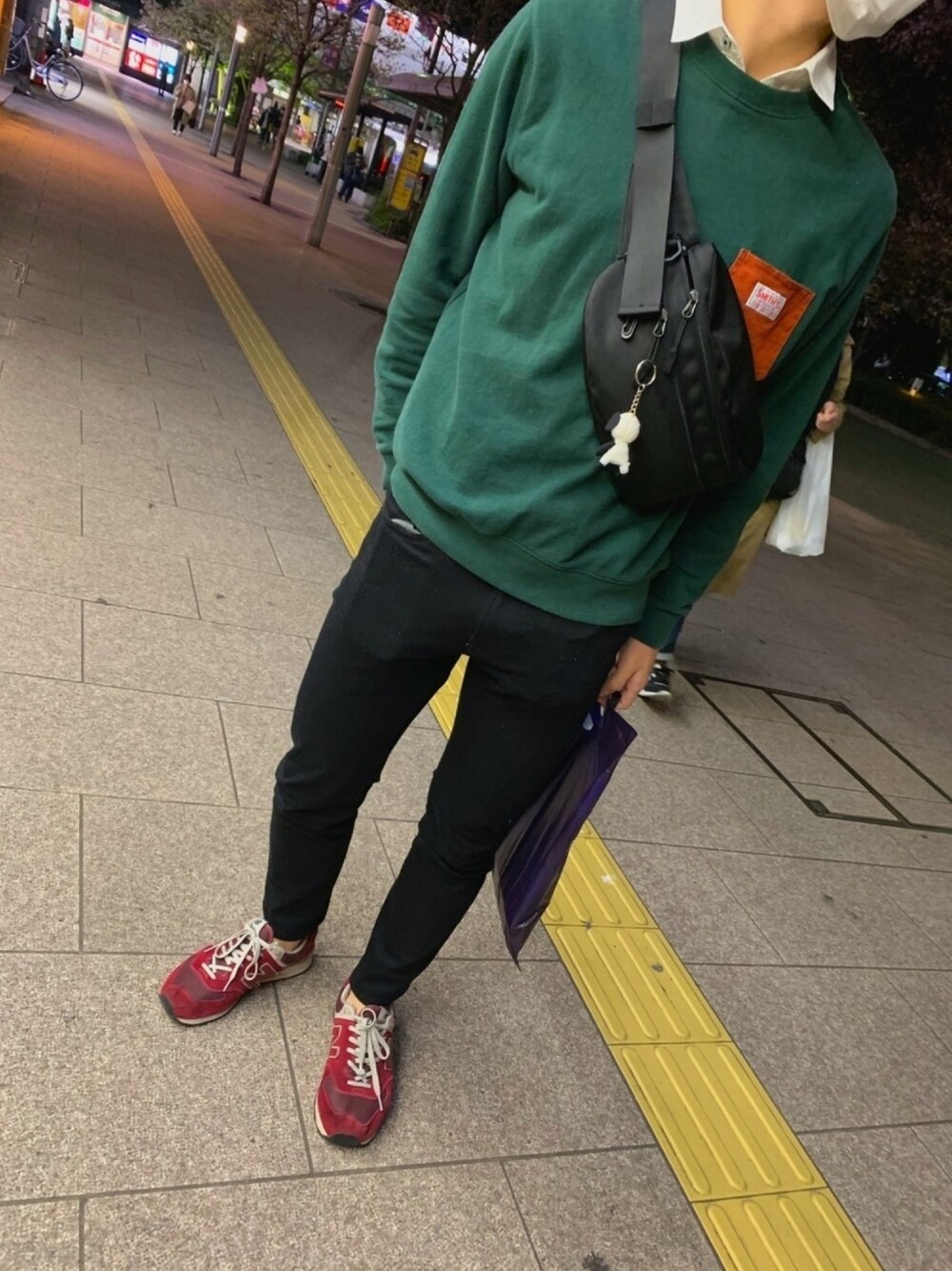 「おうちファッション、シャツスタイル、いいね、save、フォローお願いします🤑、プチプラコーデ、春コーデ、シンプル、ニューバランス、New Balance、GU、おしゃれさんと繋がりたい」｜「SMITH'Sの【女性にもオススメ】SMITH別注ポケットスウェットクルーネック19FW(トレーナー)(一部WEB限定カラー)（スウェット、グリーン系）」を使った、なおたろcpさん（メンズ・170cm）の春コーディネートの1枚目の写真
